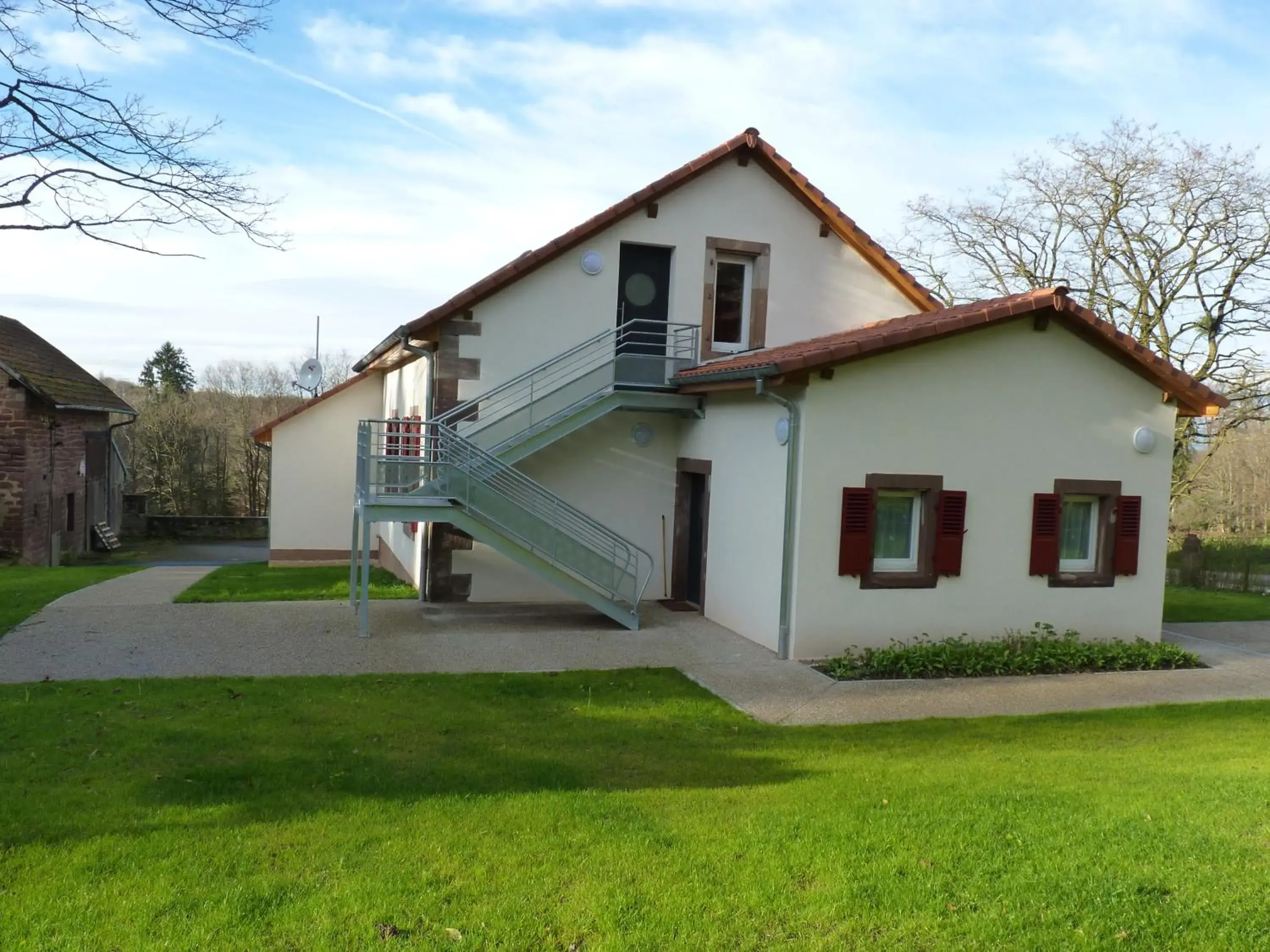 Property building in Logis Hôtel Notre-Dame - restaurant ouvert midi et soir sauf dimanche soir Property building in Logis Hôtel Notre-Dame - restaurant ouvert midi et soir sauf dimanche soir