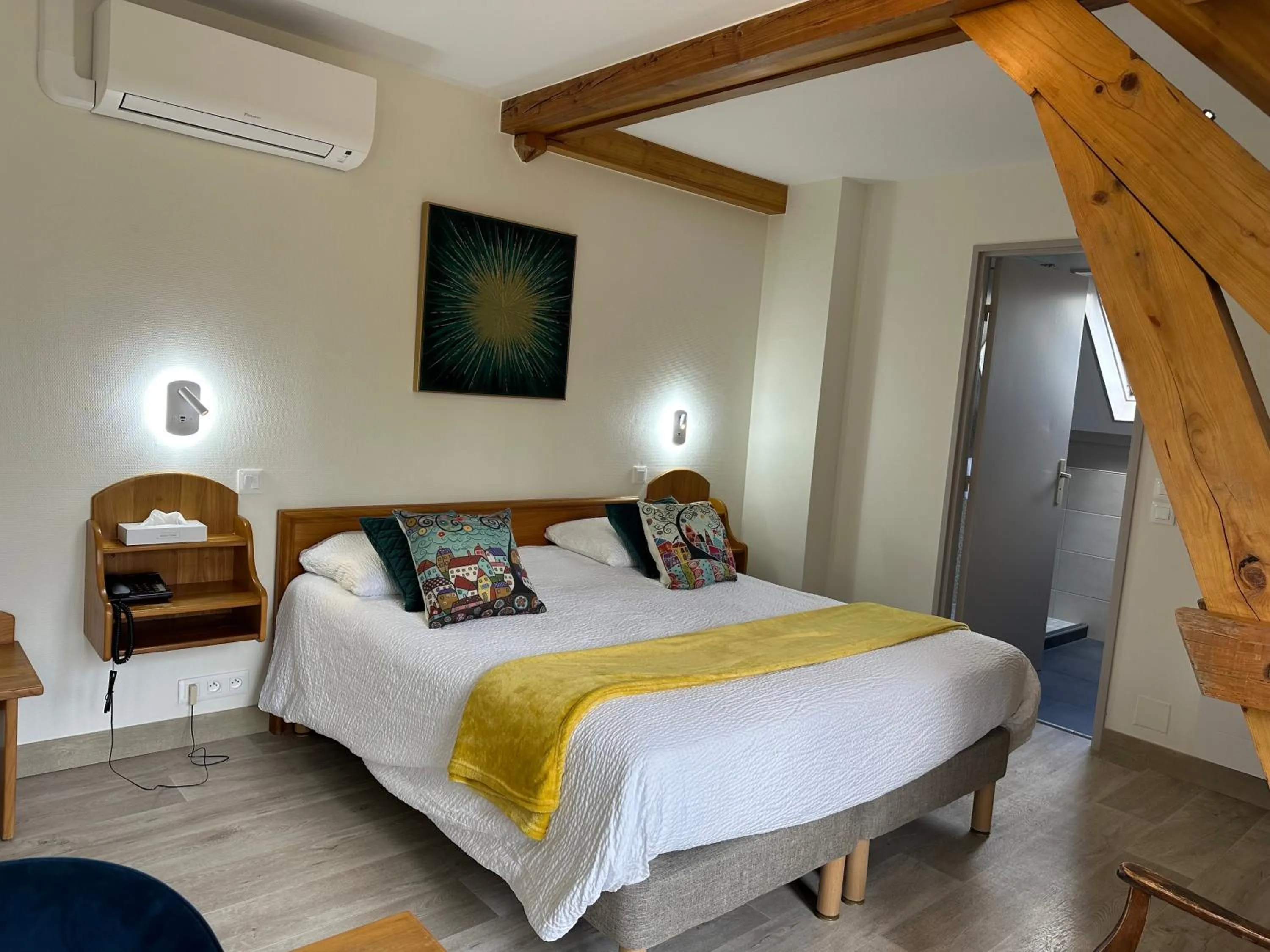 Bedroom, Bed in Logis Hôtel Notre-Dame - restaurant ouvert midi et soir sauf dimanche soir