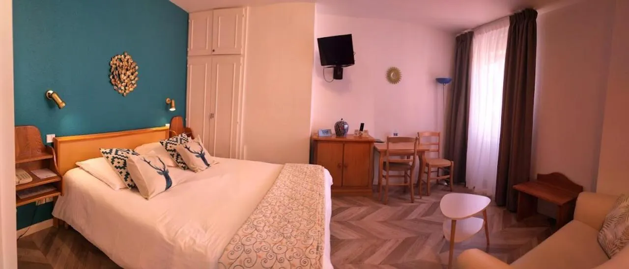 Photo of the whole room, Bed in Logis Hôtel Notre-Dame - restaurant ouvert midi et soir sauf dimanche soir