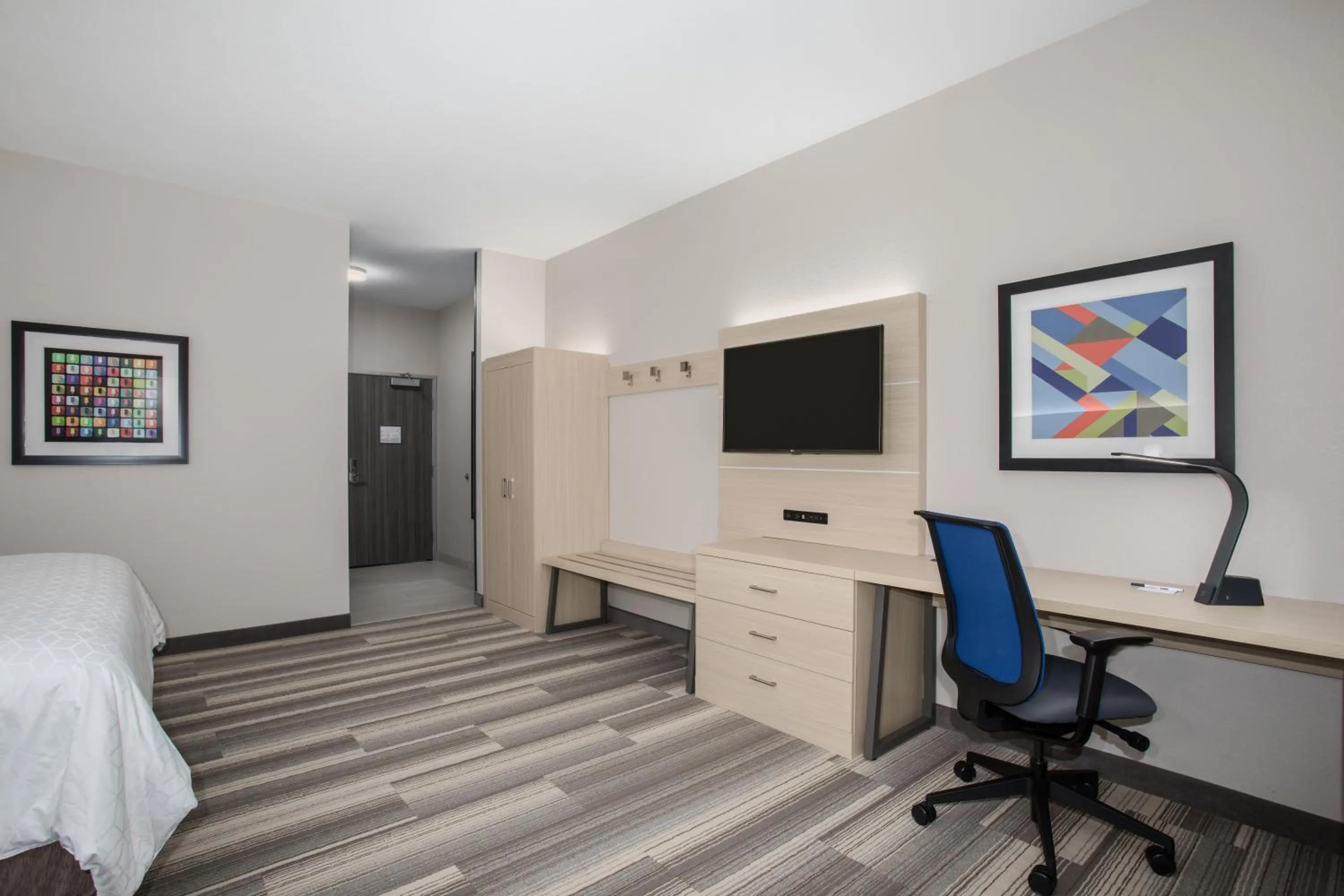 TV and multimedia, Bed in Holiday Inn Express & Suites - Denver NE - Brighton by IHG