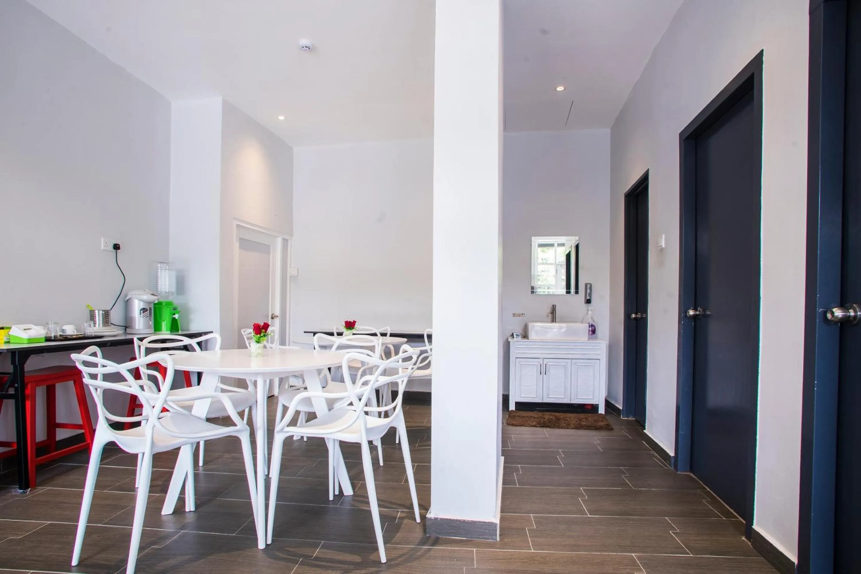 Restaurant/places to eat in Hotel O Gs Hotels Near Strand Mall