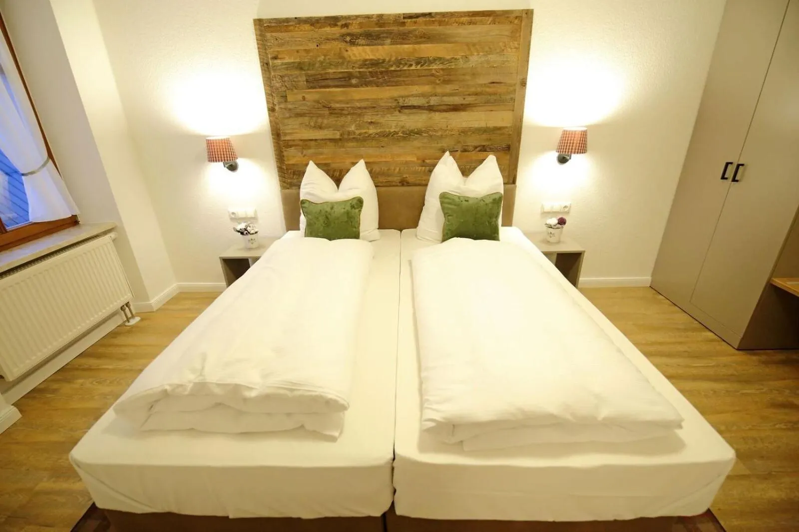 Bed in Aparthotel Deutscher Kaiser Ferienwohnungen