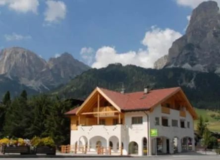 Facade/entrance in Appartamenti Villa Olympia