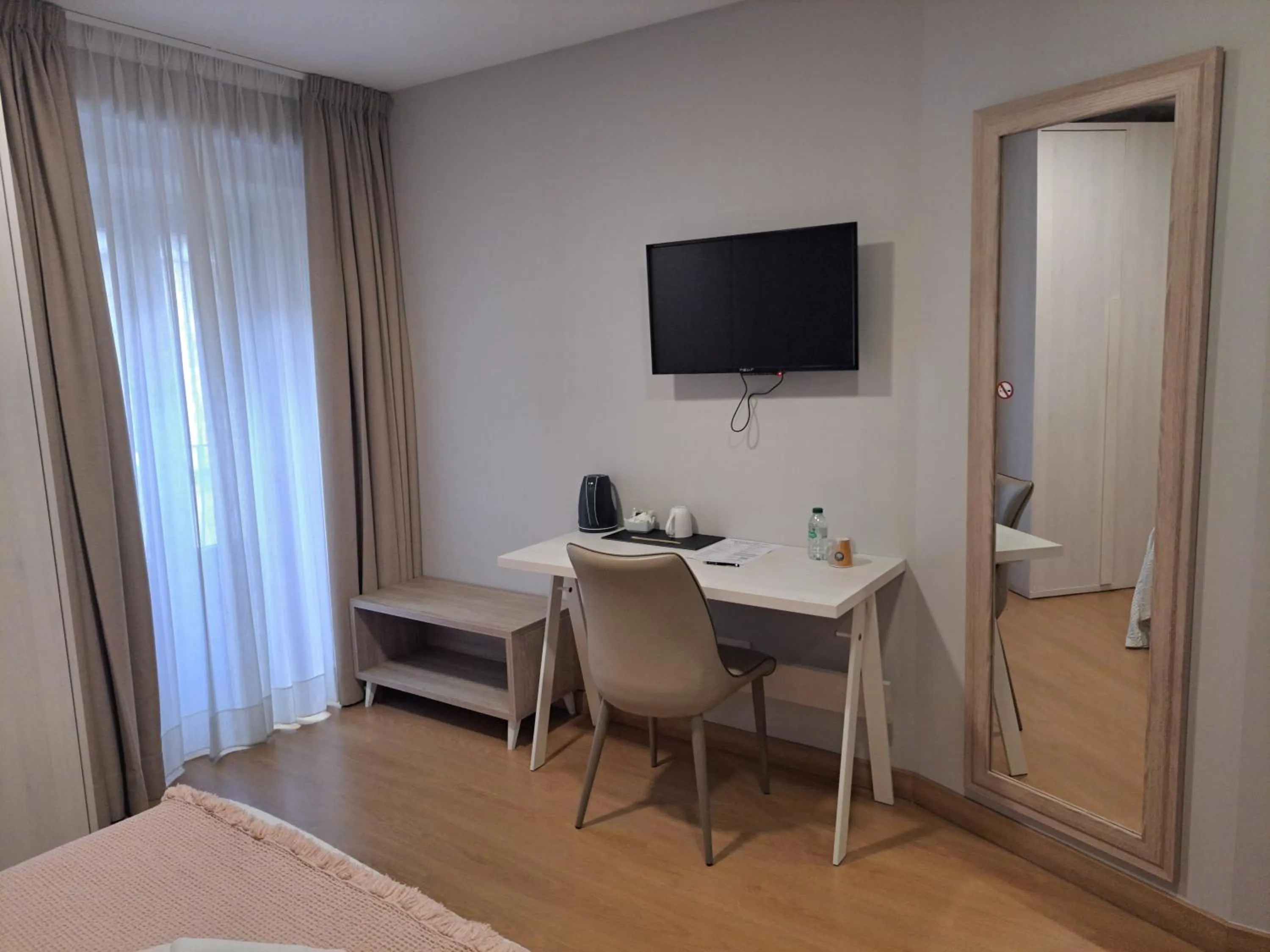 TV and multimedia, Bed in Hotel Roquiño