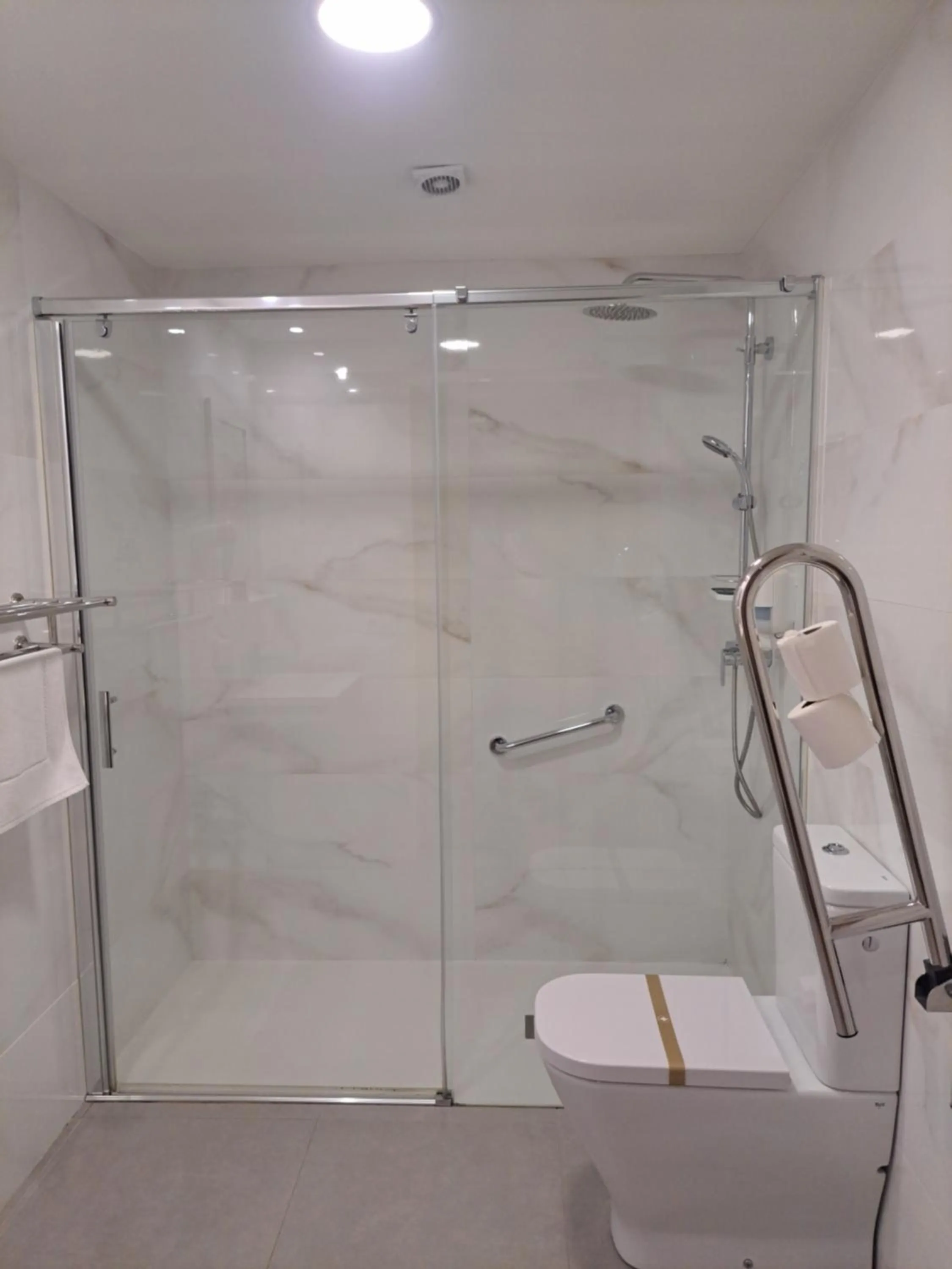 Shower in Hotel Roquiño