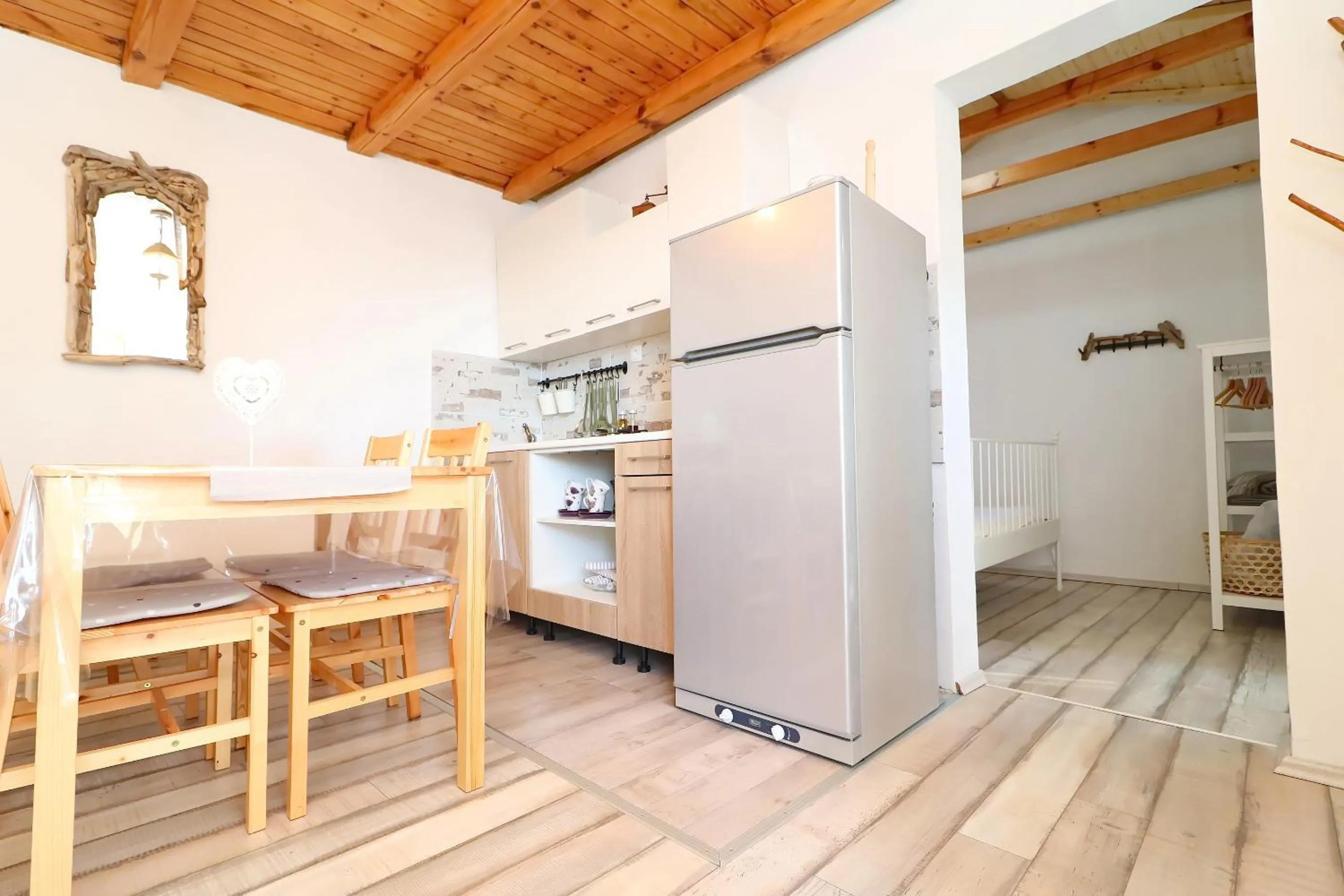 Kitchen or kitchenette in Greenside Cottage Lumi