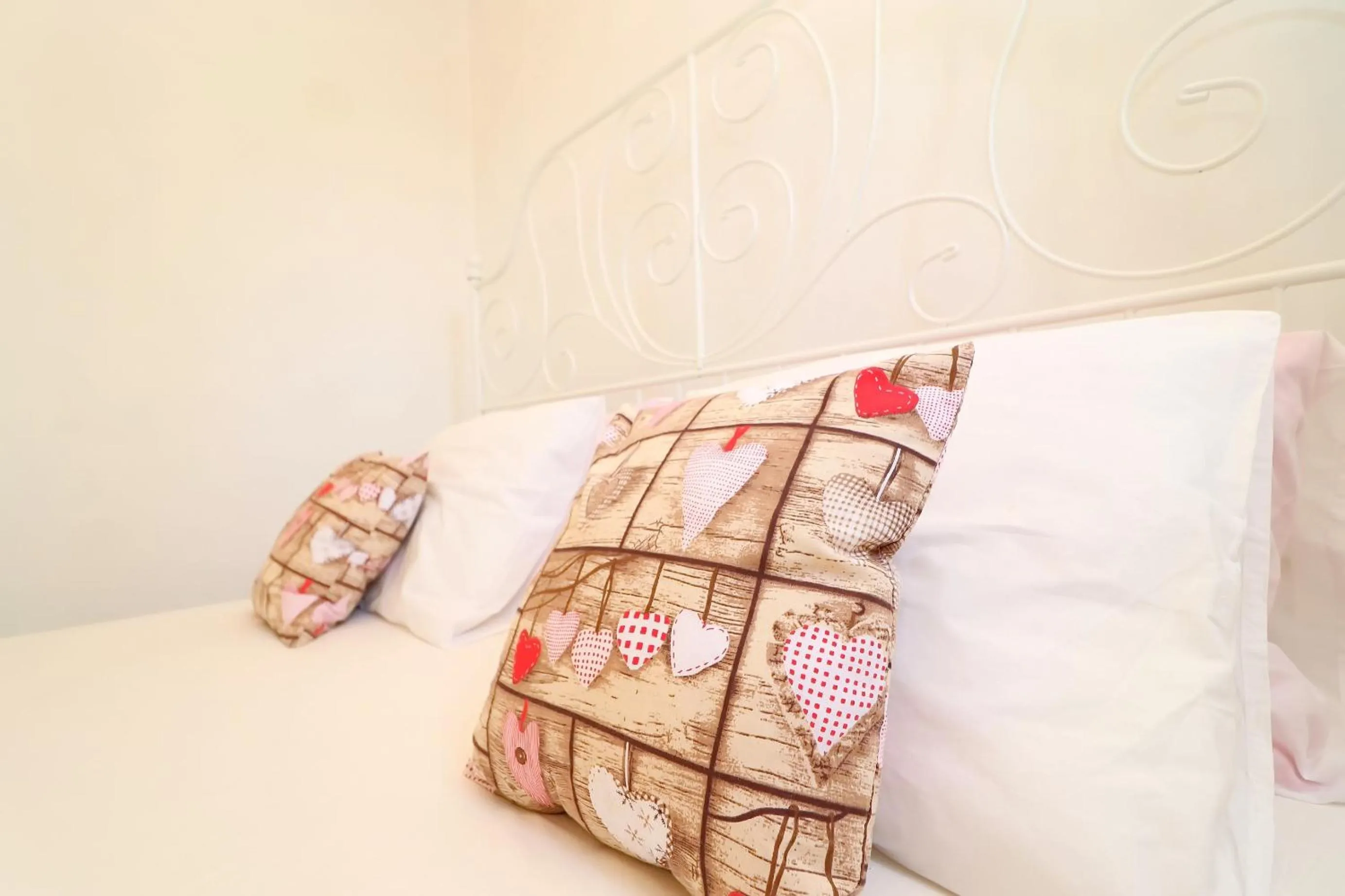 Bedroom, Bed in Greenside Cottage Lumi