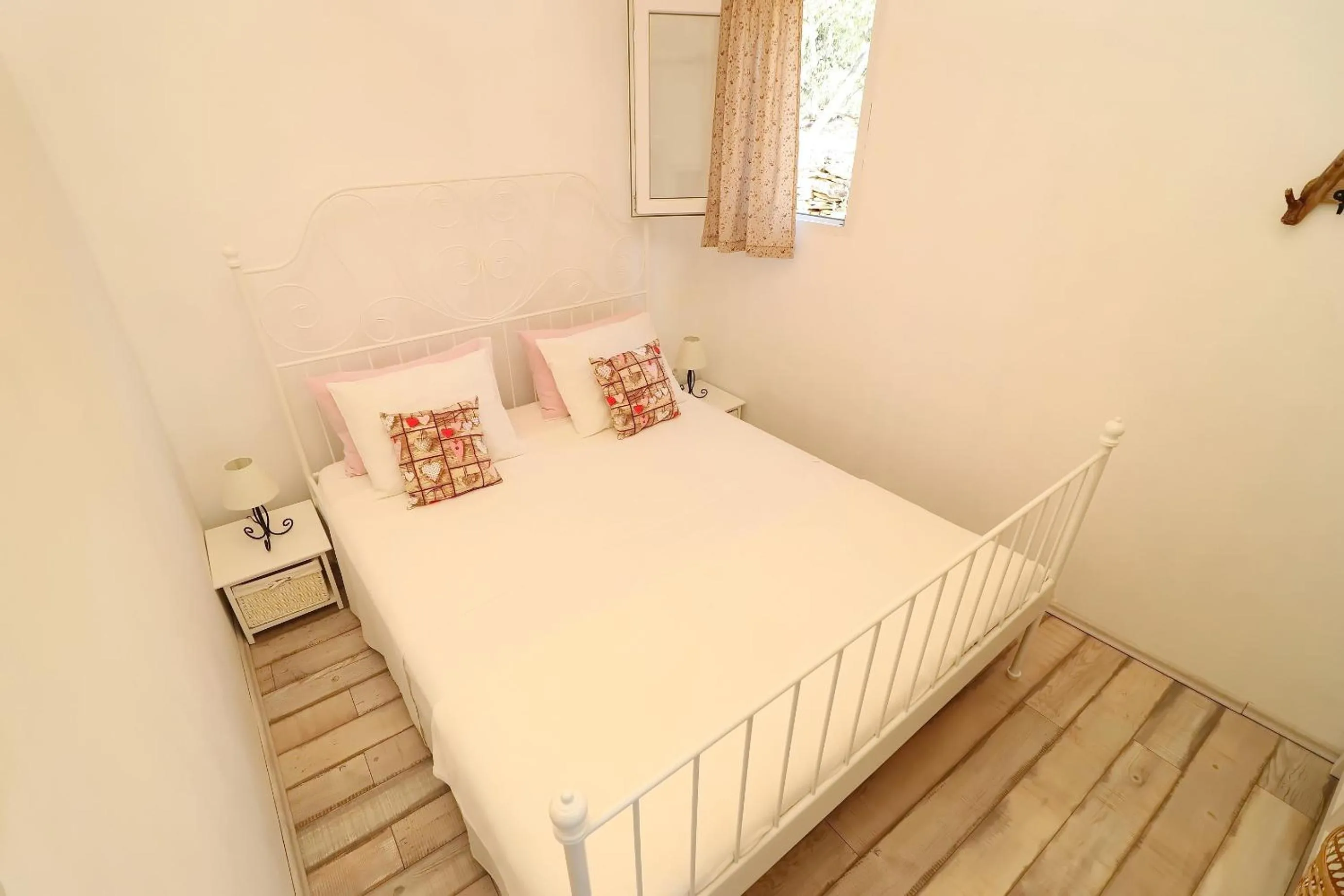 Bedroom, Bed in Greenside Cottage Lumi