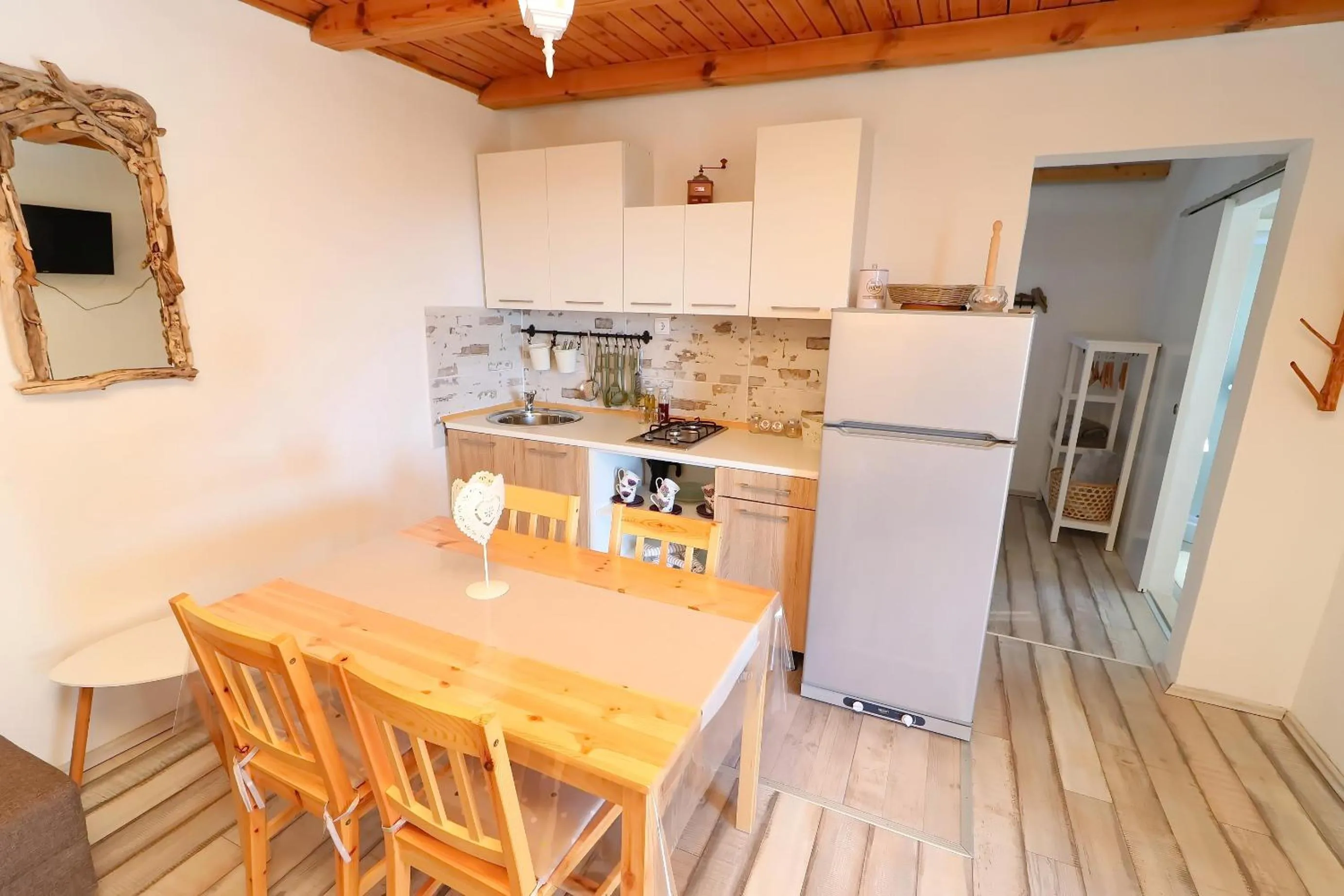 Kitchen or kitchenette in Greenside Cottage Lumi