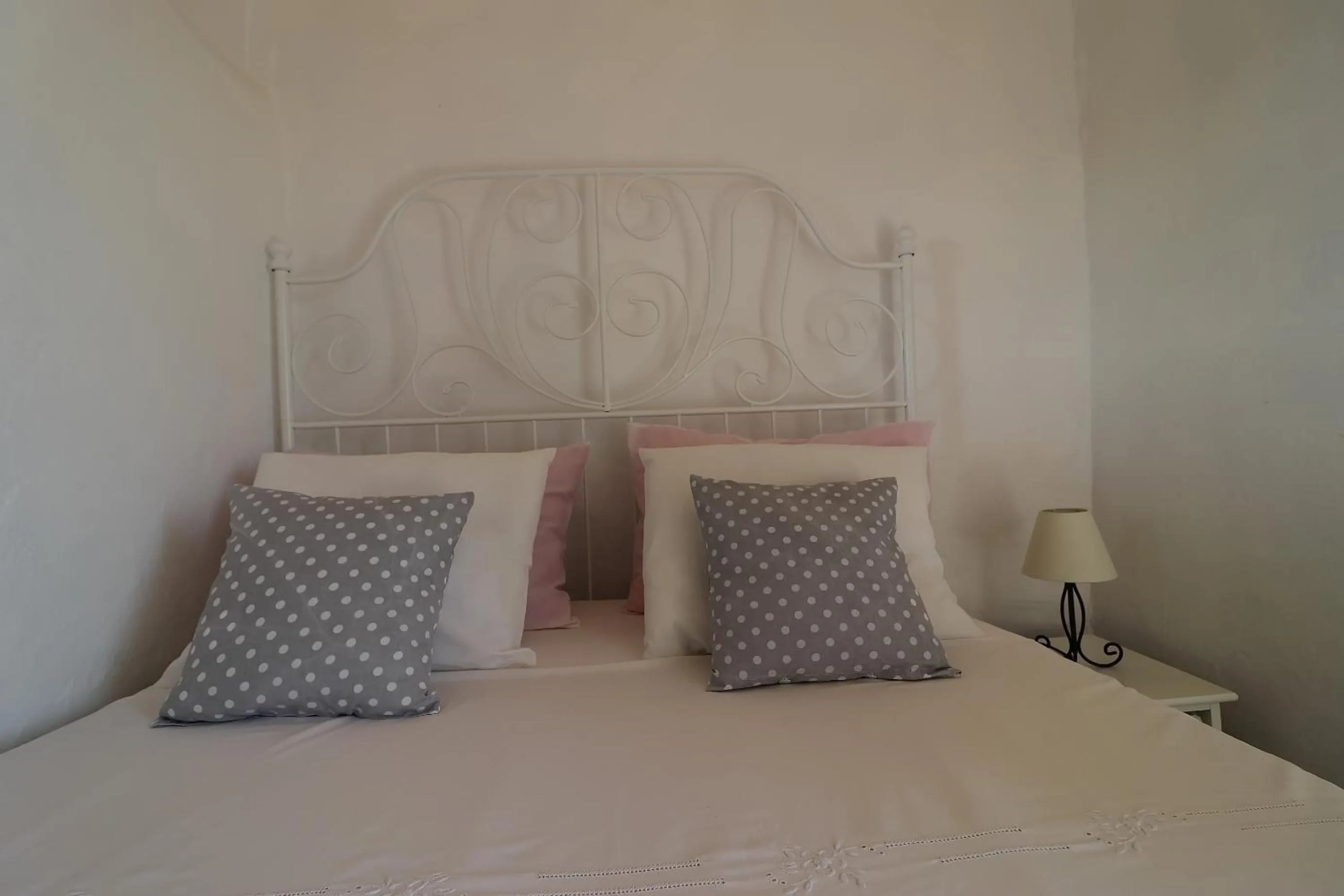 Bedroom, Bed in Greenside Cottage Lumi