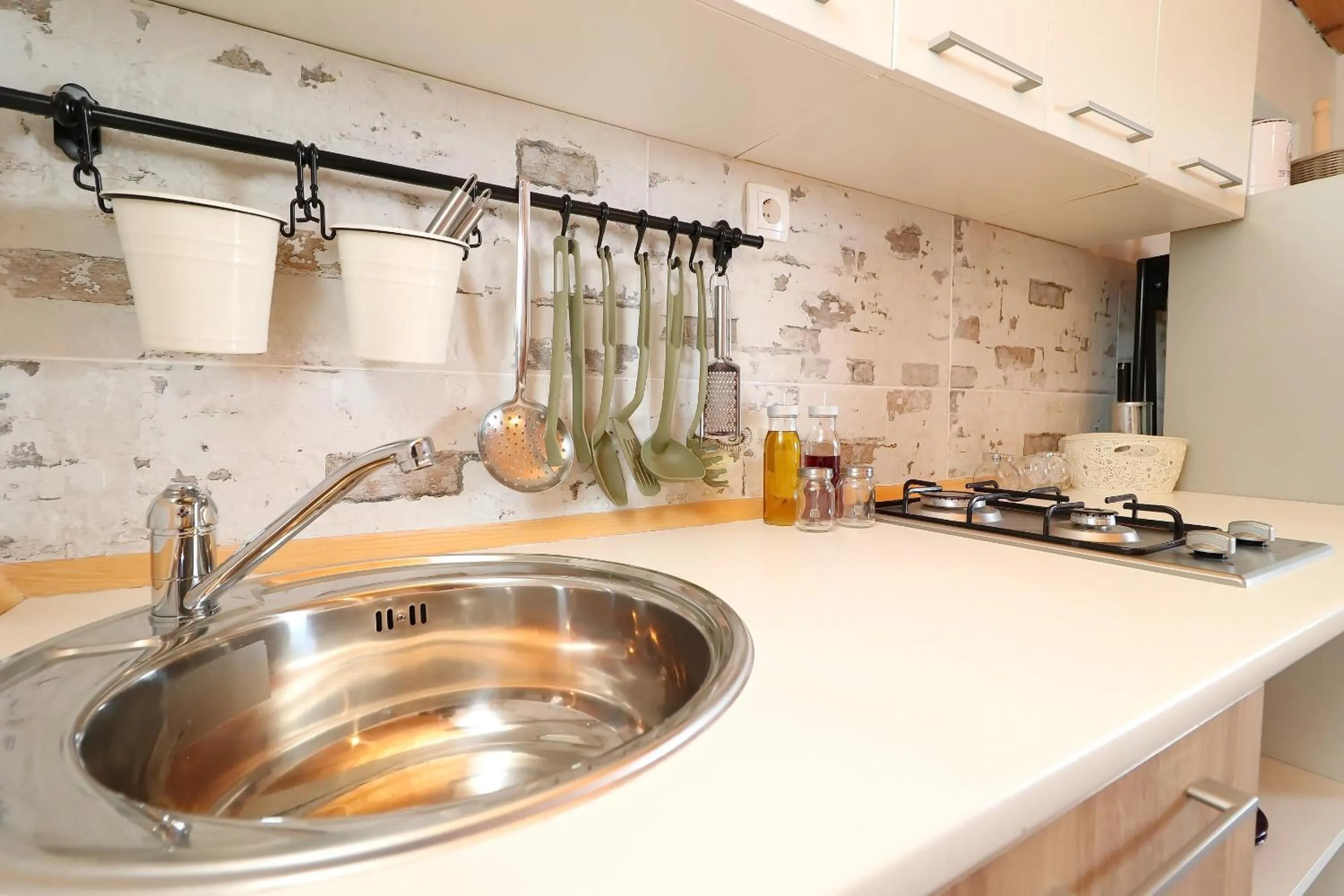 Kitchen or kitchenette in Greenside Cottage Lumi