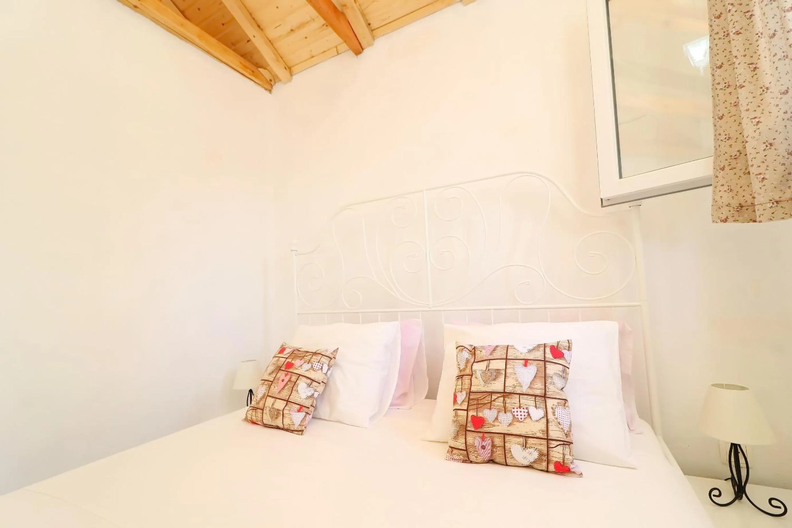 Bedroom, Bed in Greenside Cottage Lumi