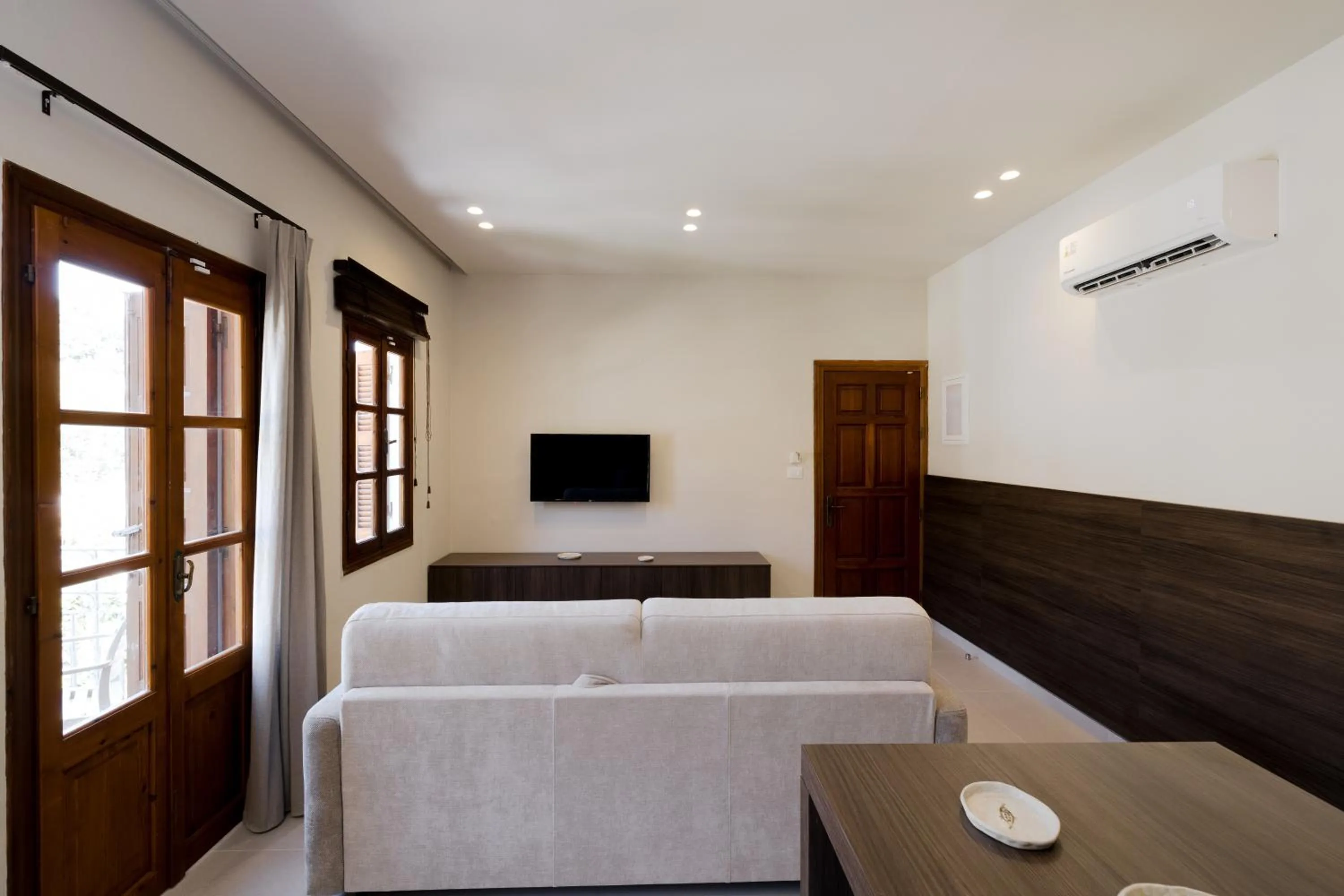 Communal lounge/ TV room in Opera House Hotel