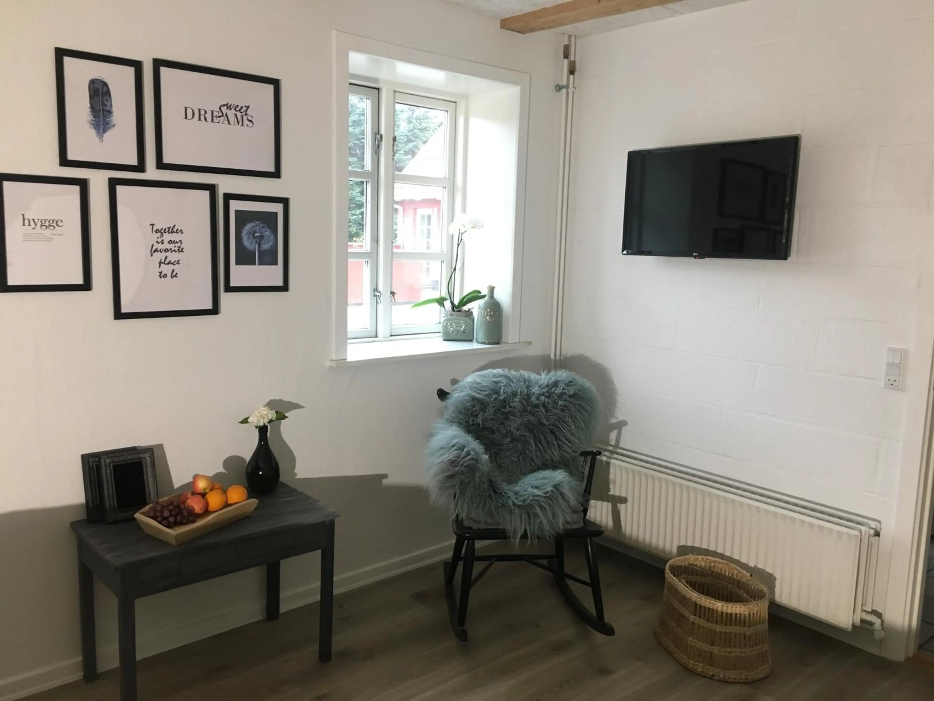 Photo of the whole room in Hos Mette