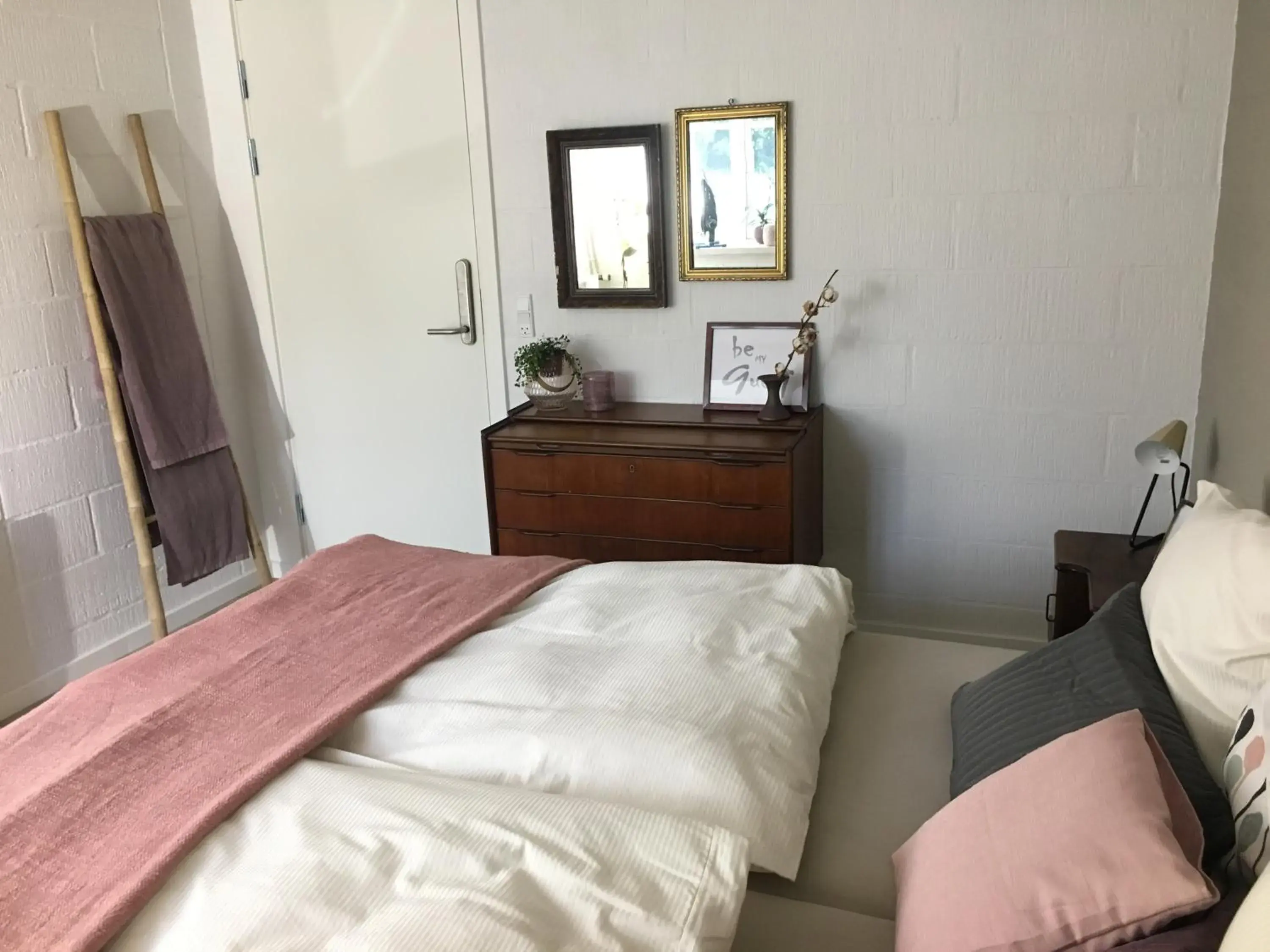 Double or Twin Room with Shared Bathroom - single occupancy in Hos Mette Double or Twin Room with Shared Bathroom - single occupancy in Hos Mette