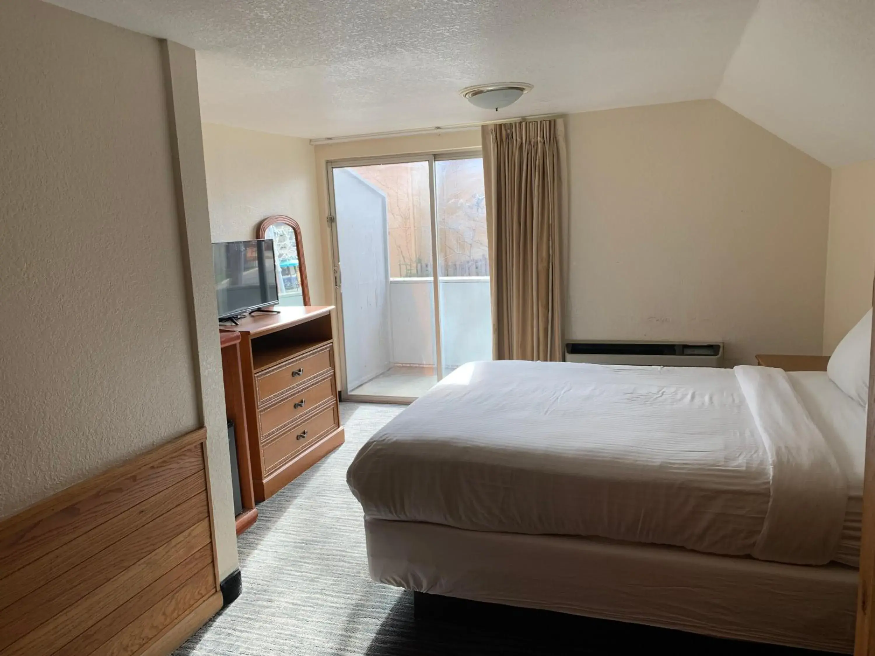 Single Queen Balcony Room in Belle Aire Motel - Downtown Convention Center - Gatlinburg Single Queen Balcony Room in Belle Aire Motel - Downtown Convention Center - Gatlinburg