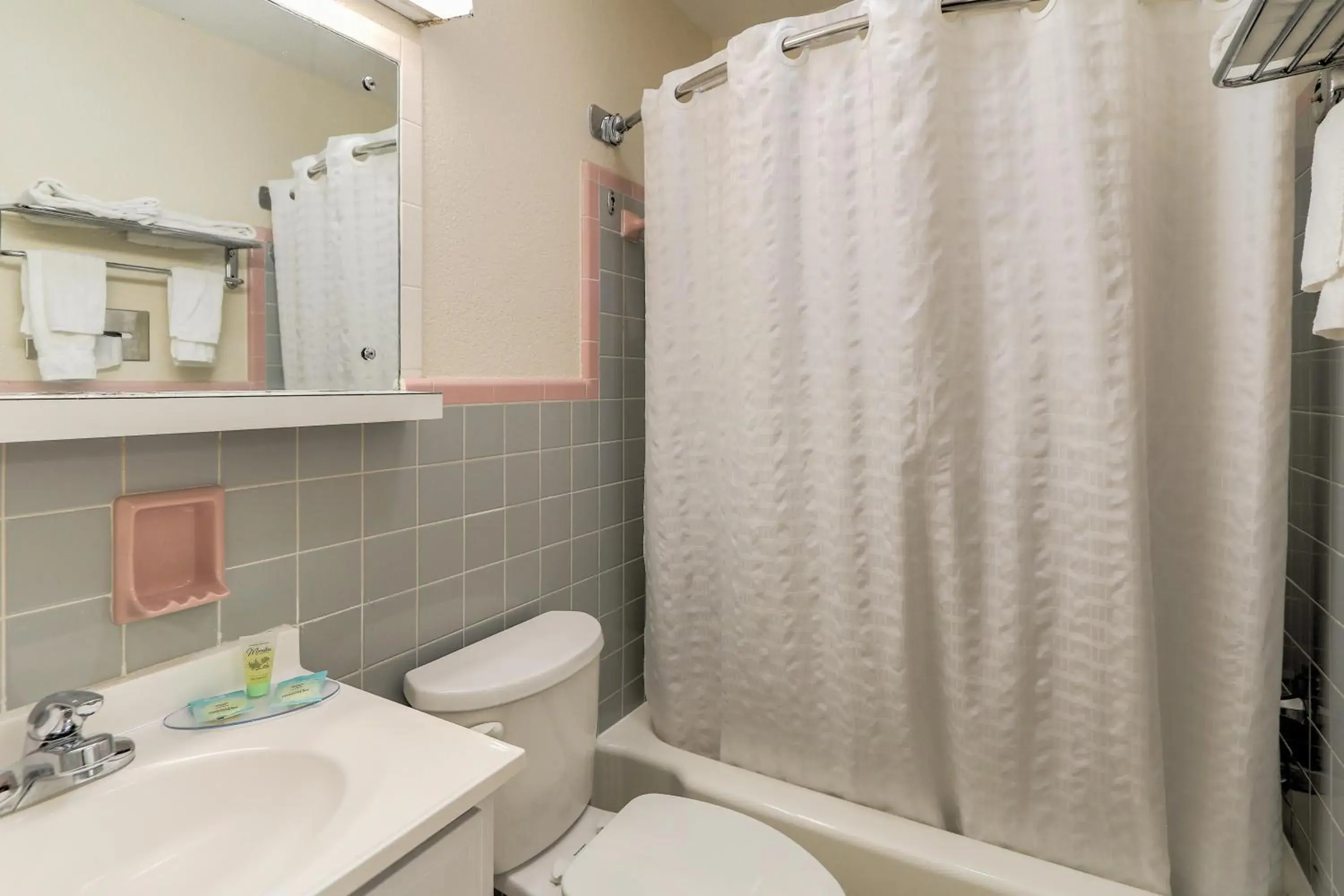 King Jacuzzi in Belle Aire Motel - Downtown Convention Center - Gatlinburg King Jacuzzi in Belle Aire Motel - Downtown Convention Center - Gatlinburg