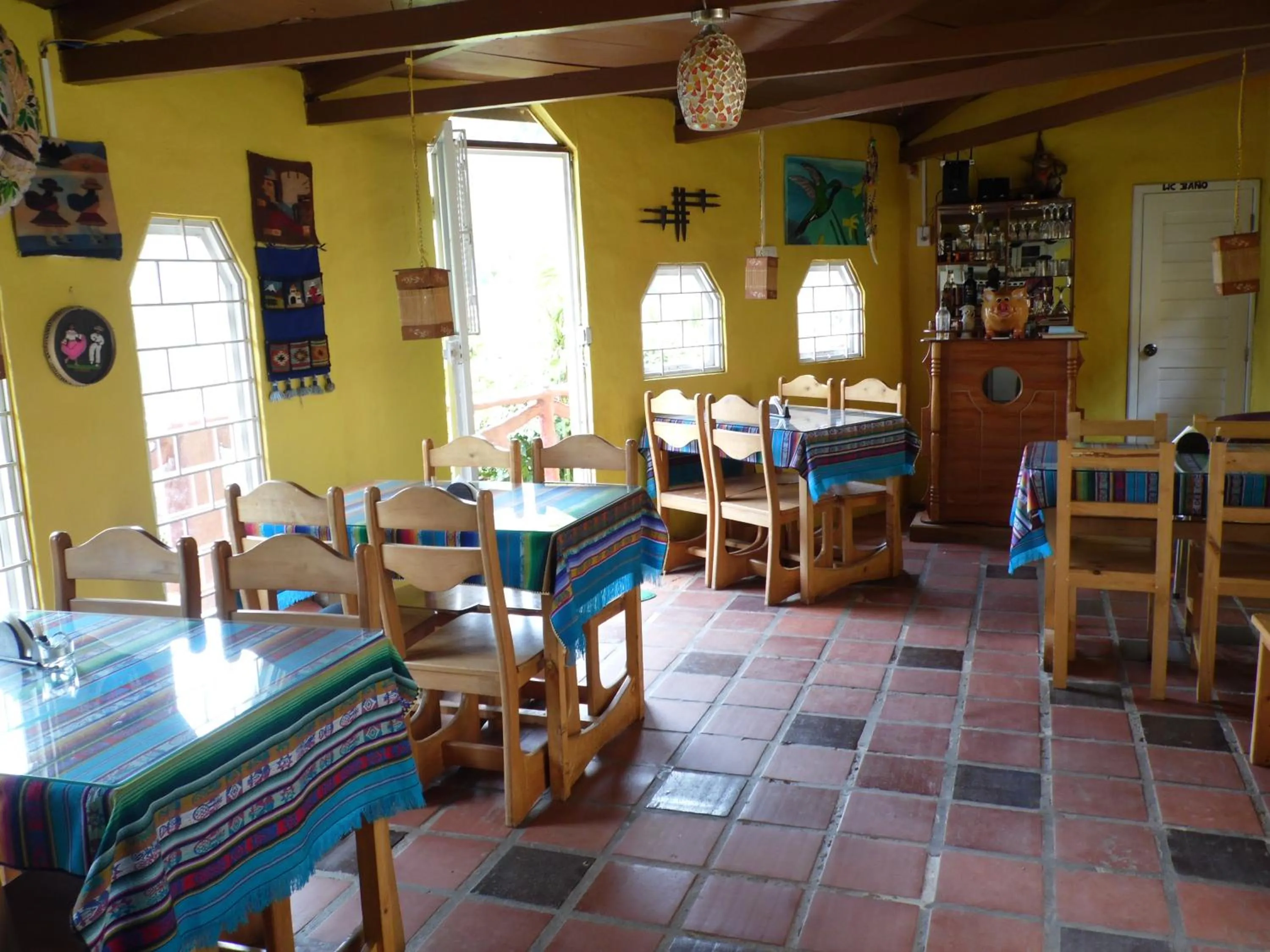 Restaurant/places to eat in La Casa Amarilla