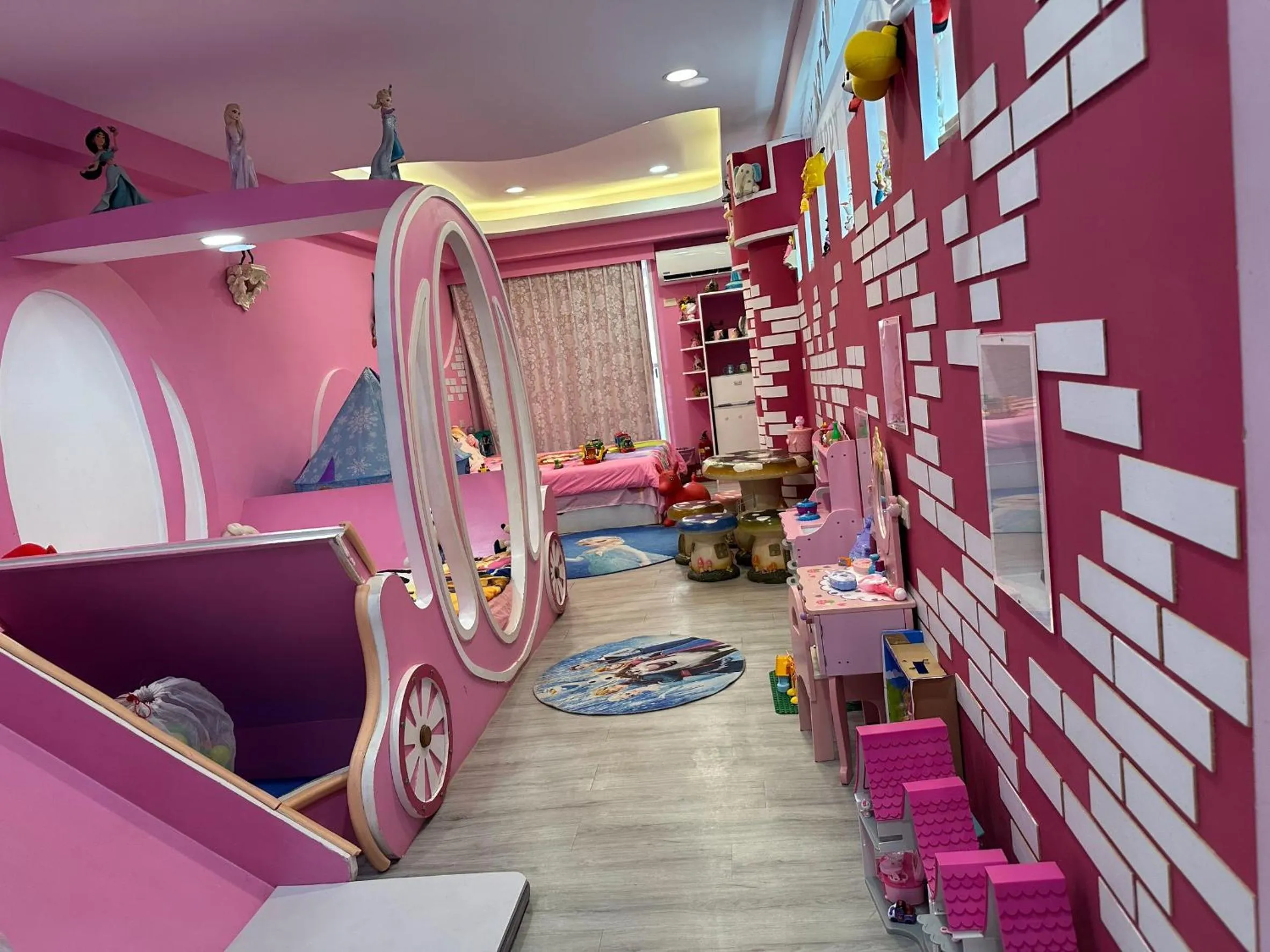 Photo of the whole room in Kenting Mola