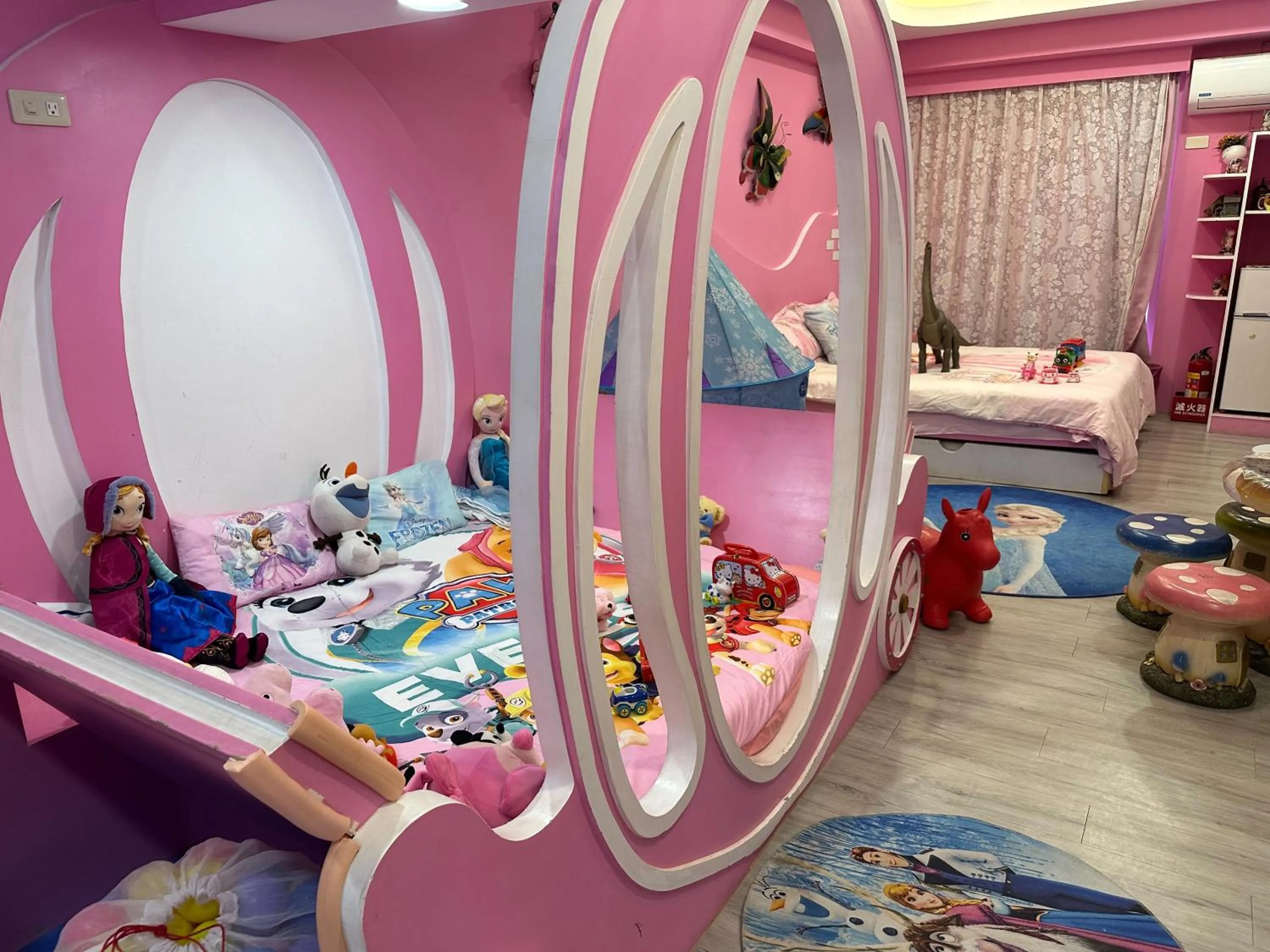 Photo of the whole room, Bed in Kenting Mola