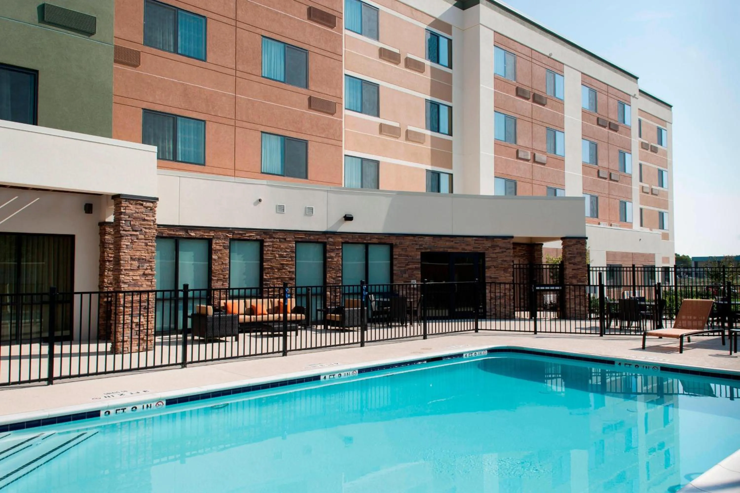 Swimming pool in Courtyard by Marriott Houston NASA Clear Lake