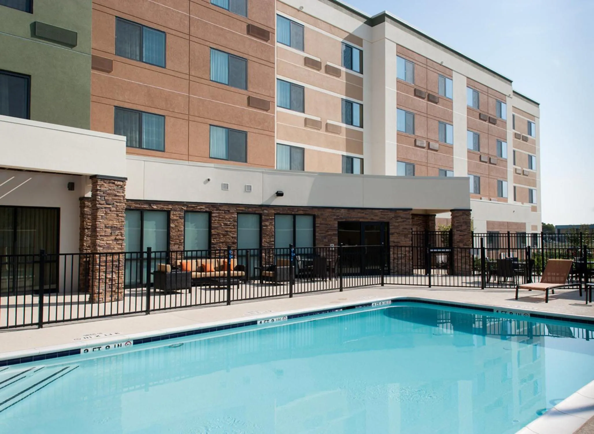 Swimming pool in Courtyard by Marriott Houston NASA Clear Lake