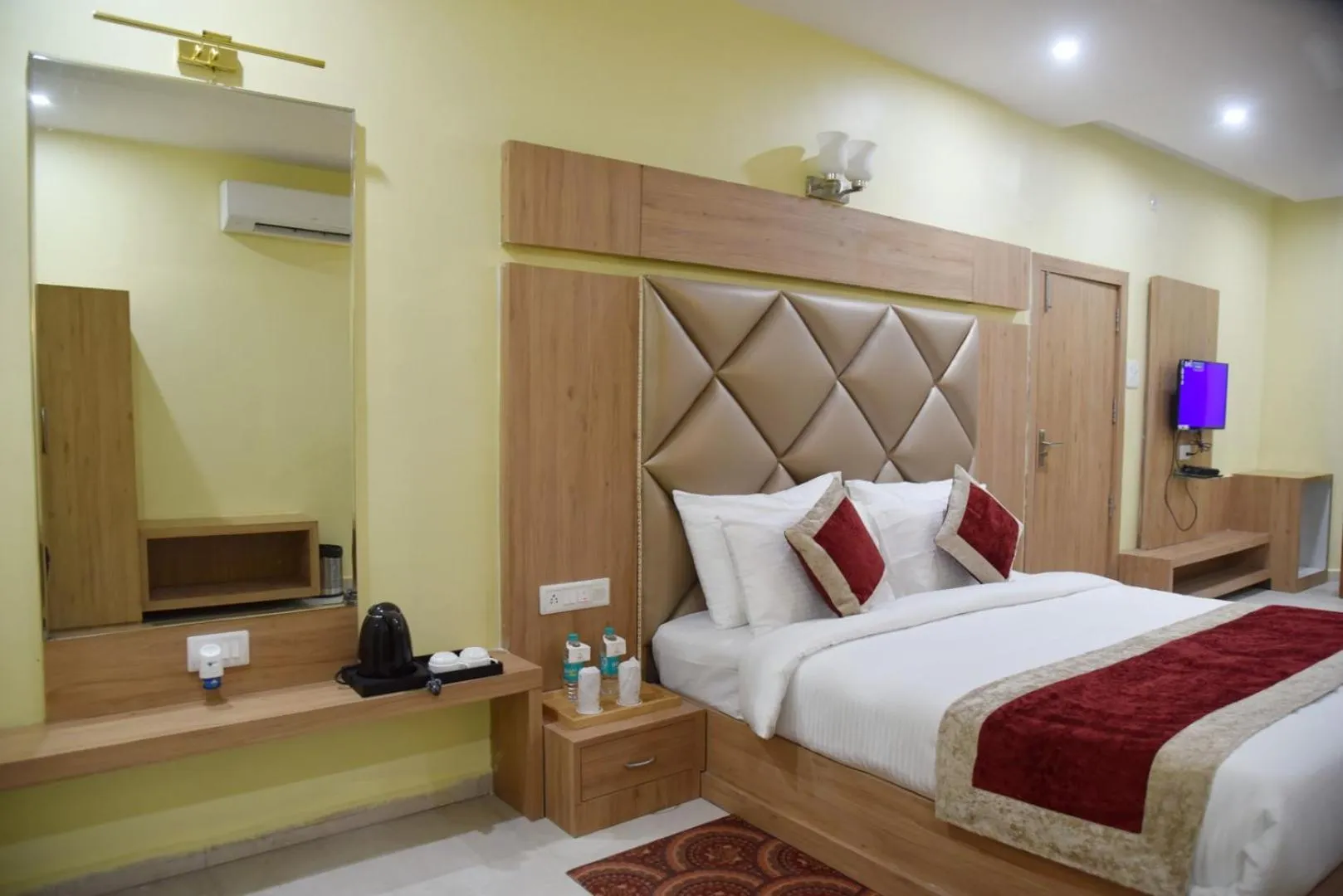 Photo of the whole room, Bed in The River Front Resort