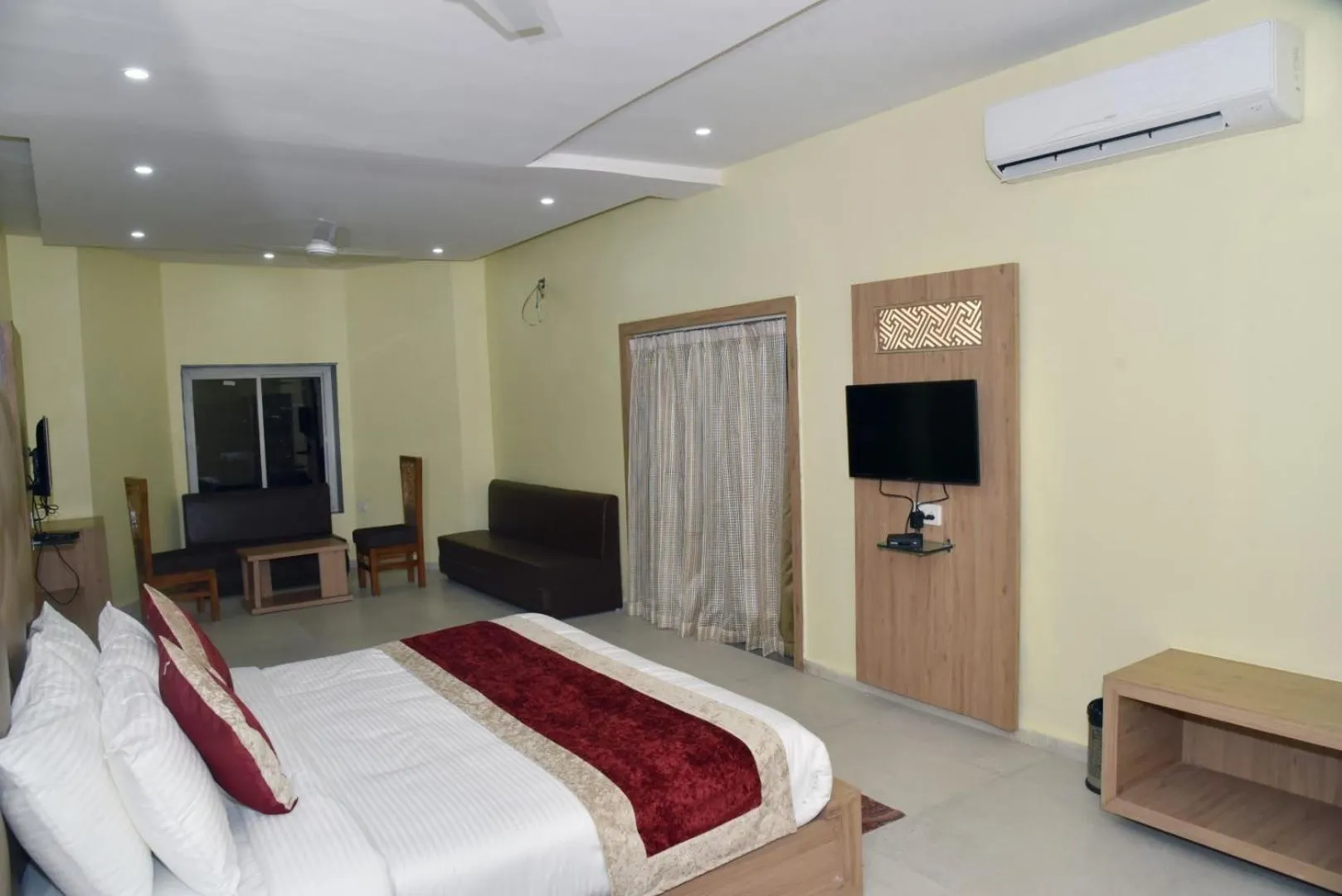 Photo of the whole room, Bed in The River Front Resort