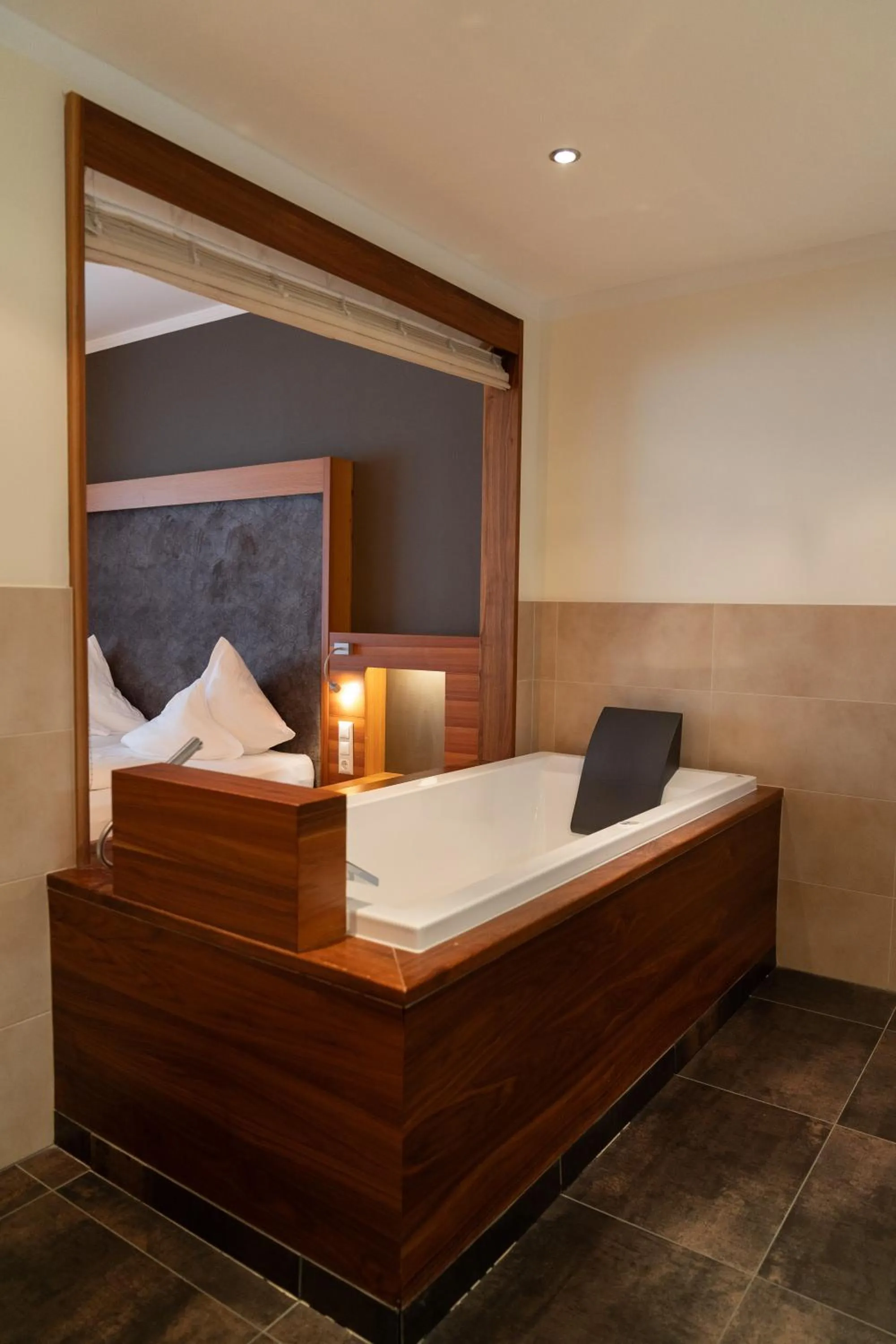 Shower, Bed in Wellnesshotel Mein Almhof Superior