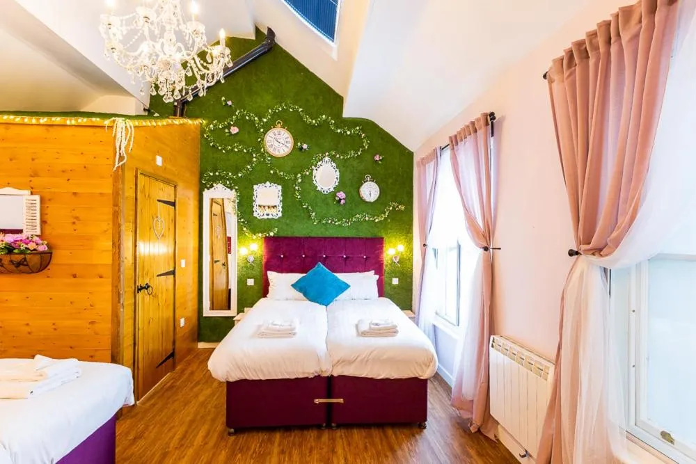 Bedroom, Bed in Honeypot House