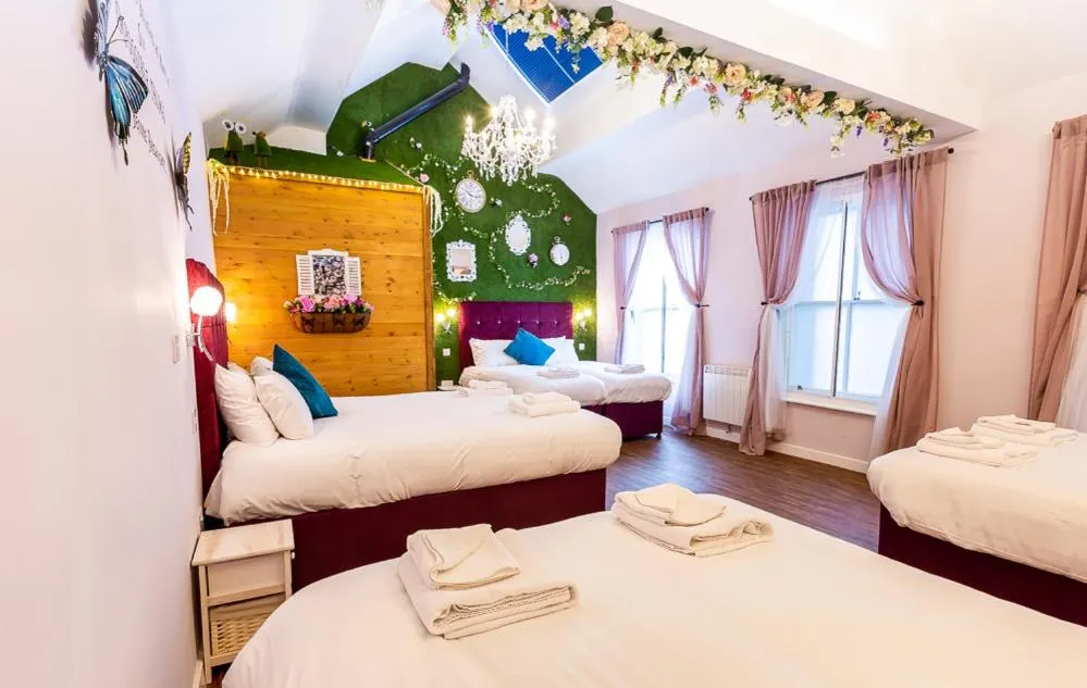 Bedroom, Bed in Honeypot House