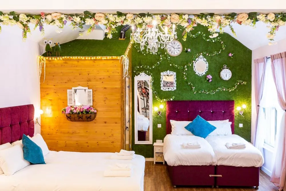 Bedroom, Bed in Honeypot House