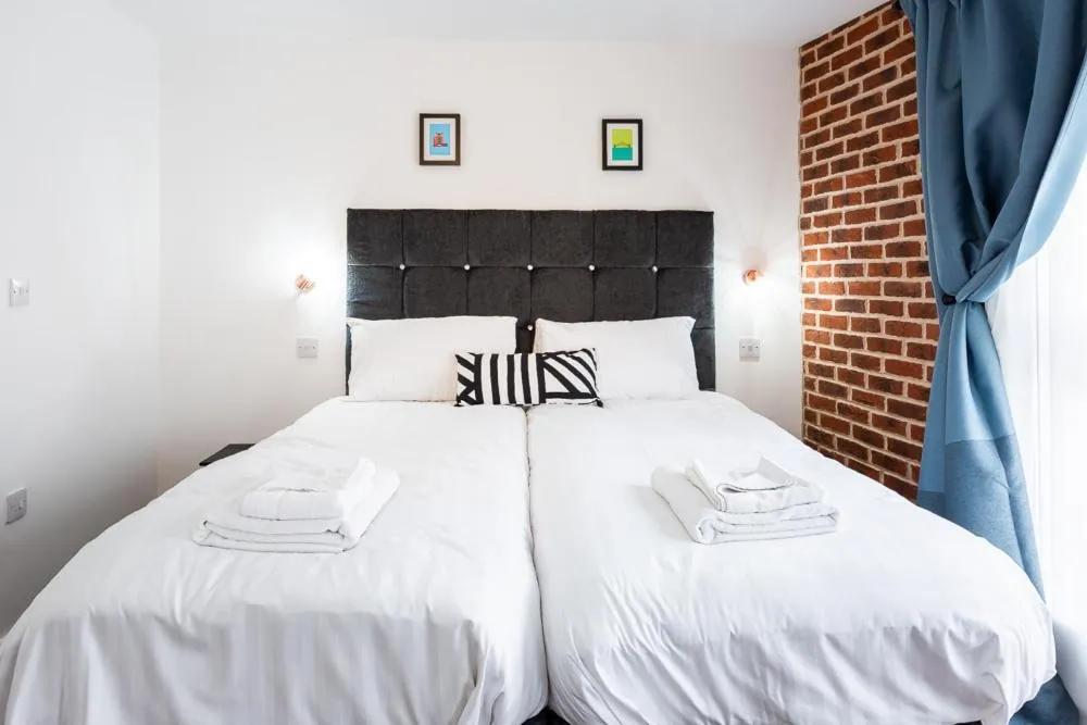 Bedroom, Bed in Honeypot House