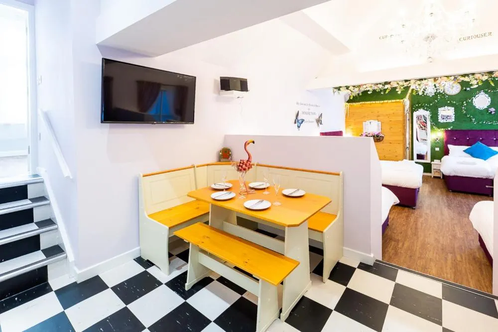 Dining area, Bed in Honeypot House