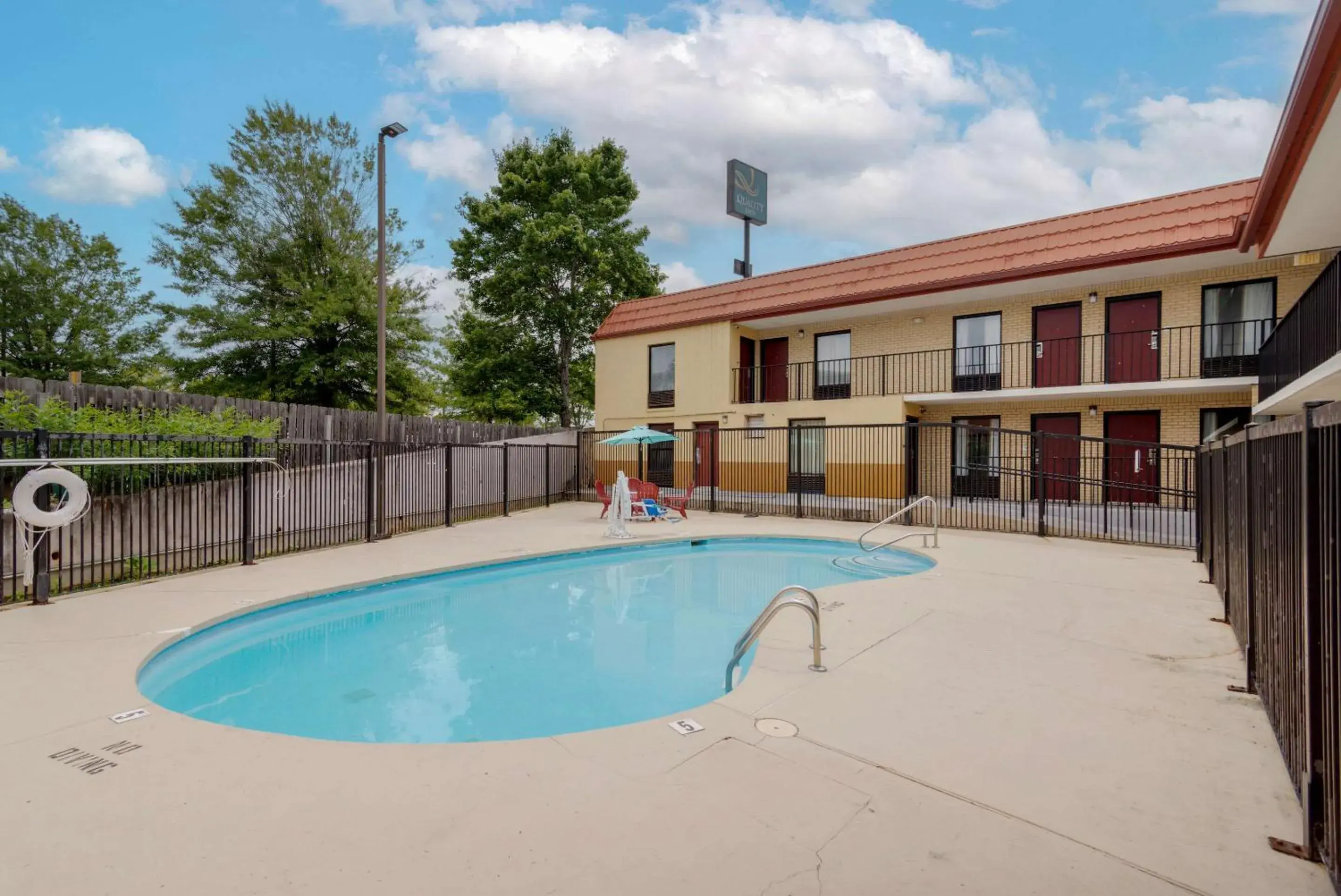 Swimming pool in Quality Inn Acworth North Swimming pool in Quality Inn Acworth North