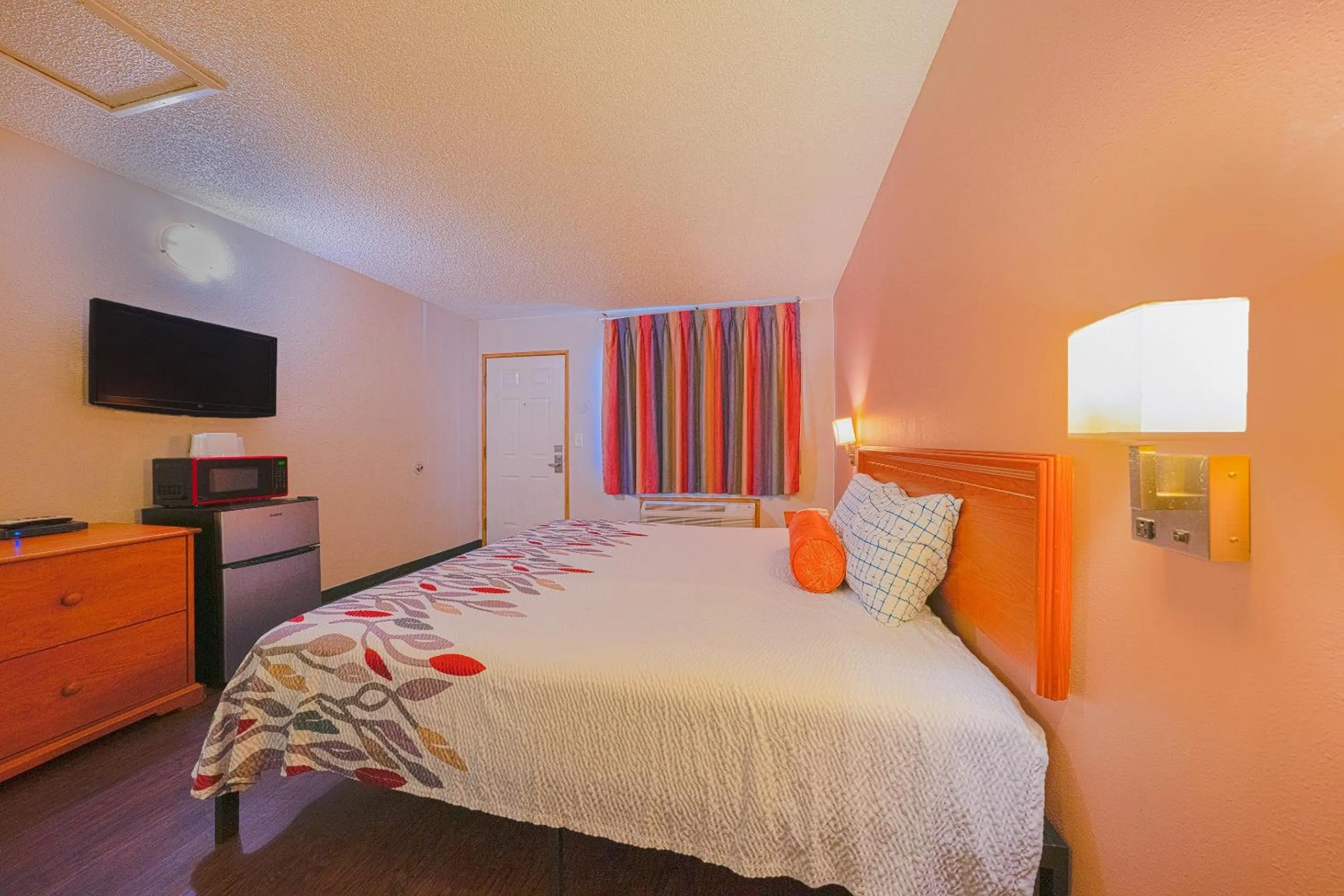 Bedroom, Bed in Budget Inn Gladstone By OYO - Portland Clackamas