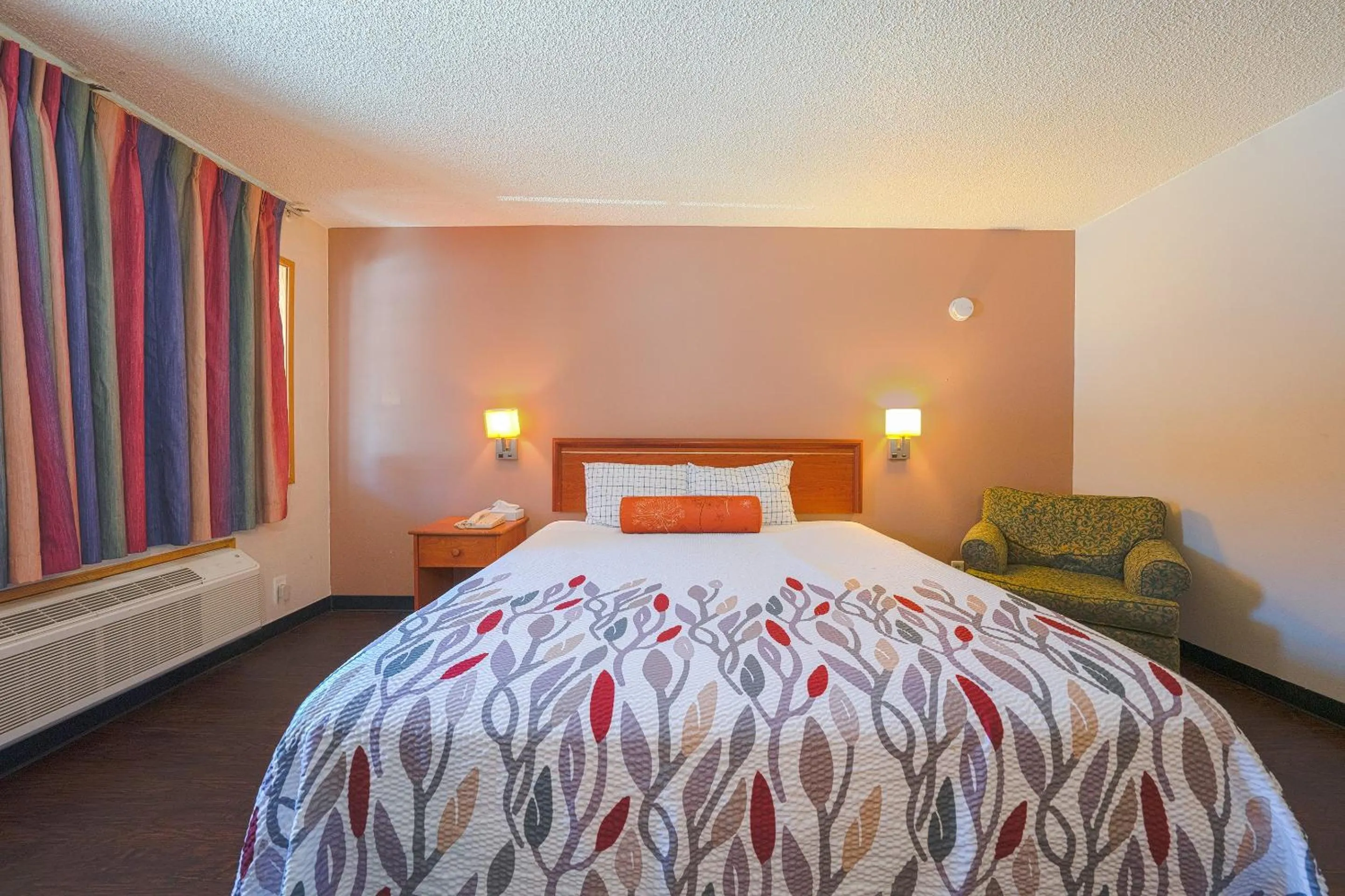 Bedroom, Bed in Budget Inn Gladstone By OYO - Portland Clackamas