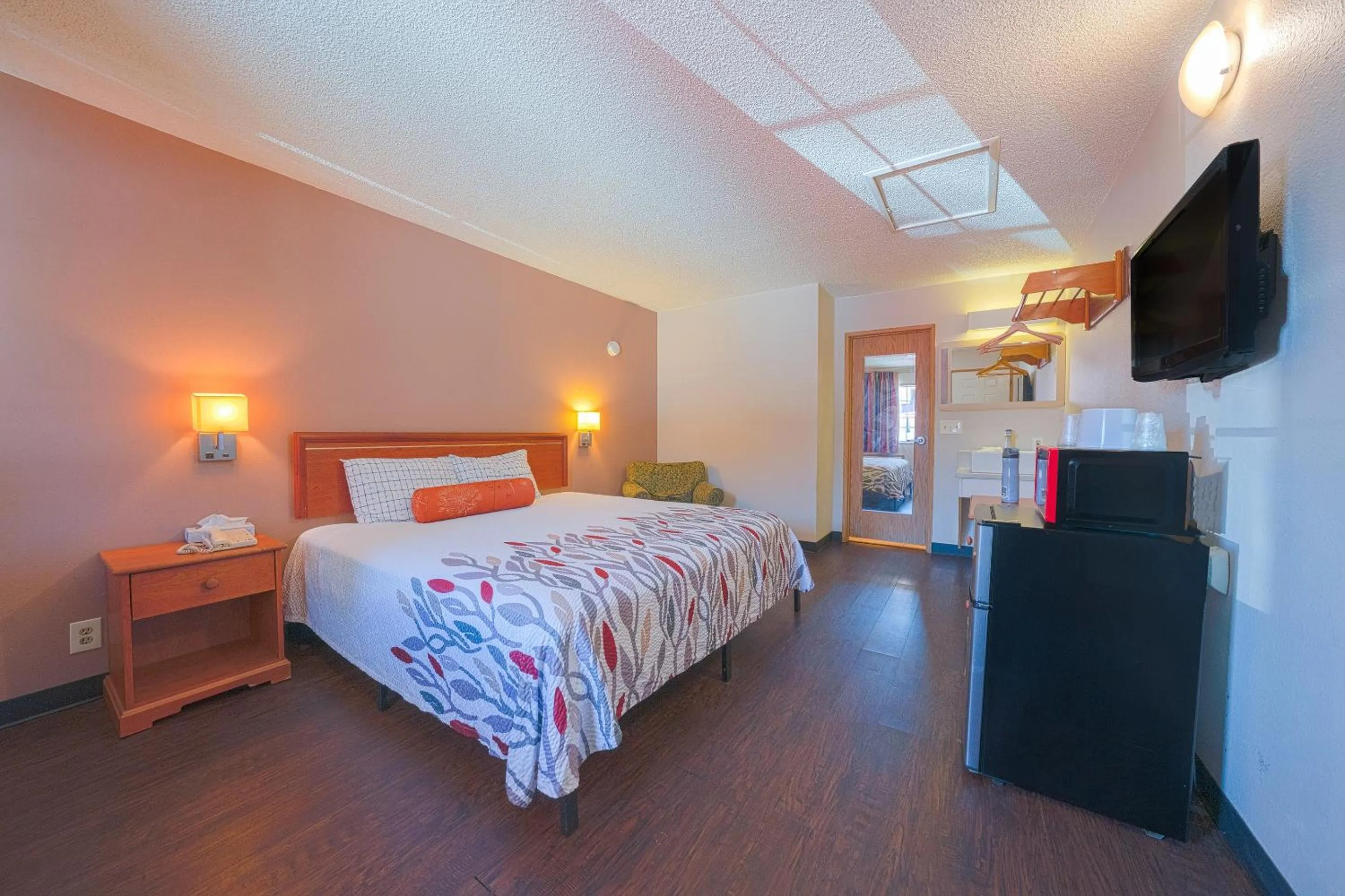 Bedroom, Bed in Budget Inn Gladstone By OYO - Portland Clackamas