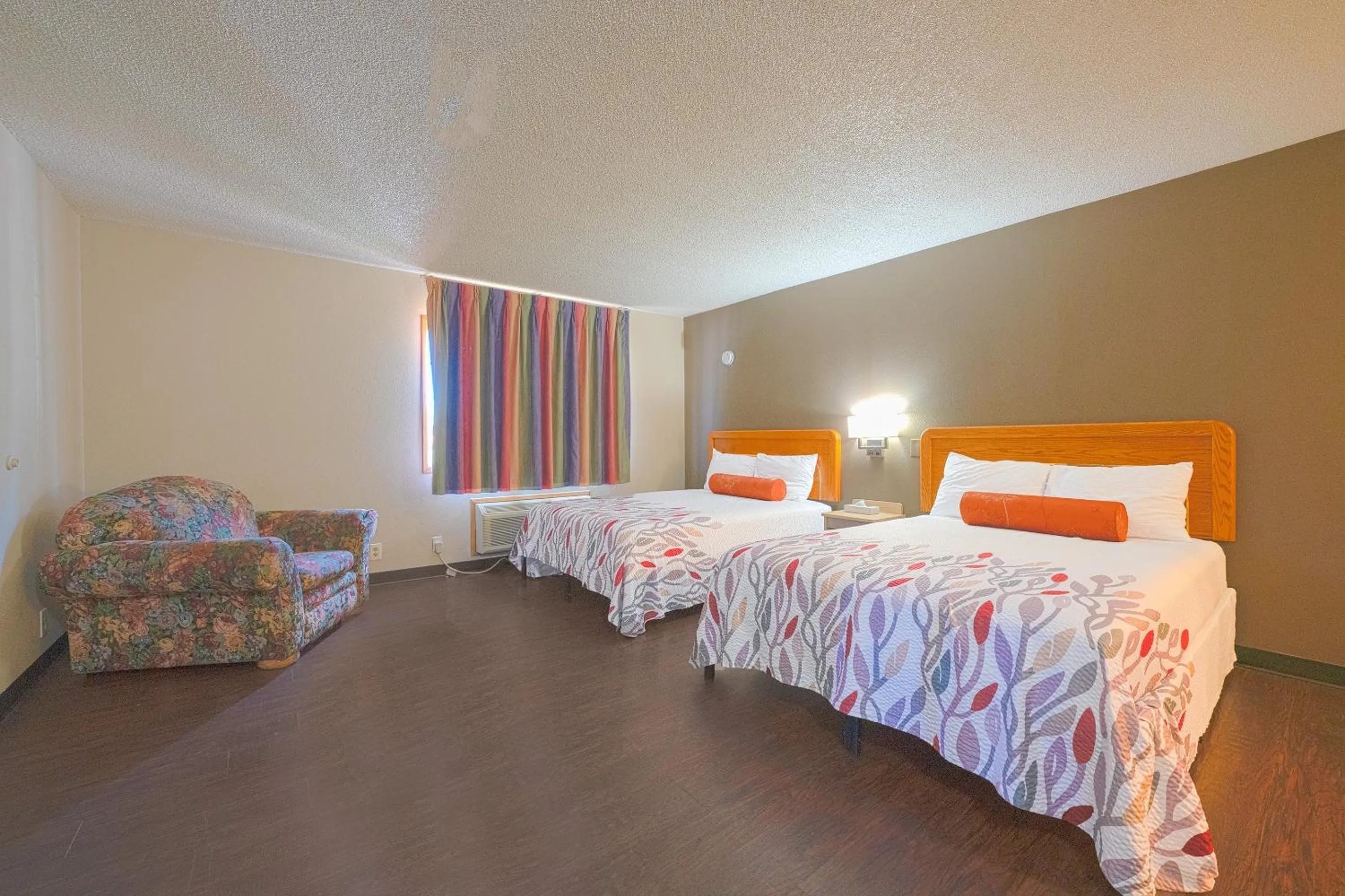 Bedroom, Bed in Budget Inn Gladstone By OYO - Portland Clackamas