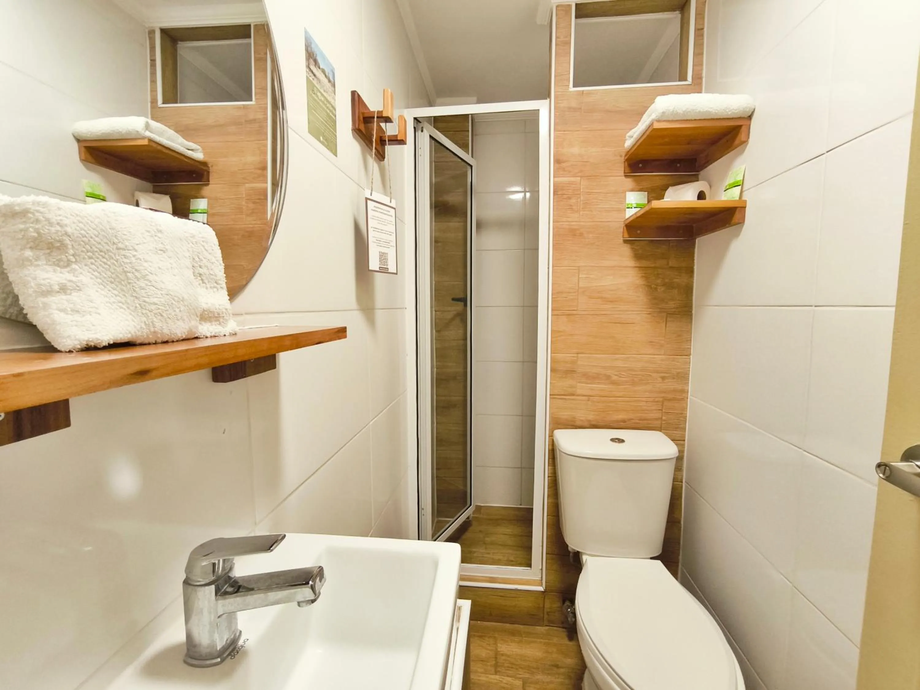 Shower in Hotel Intillanka