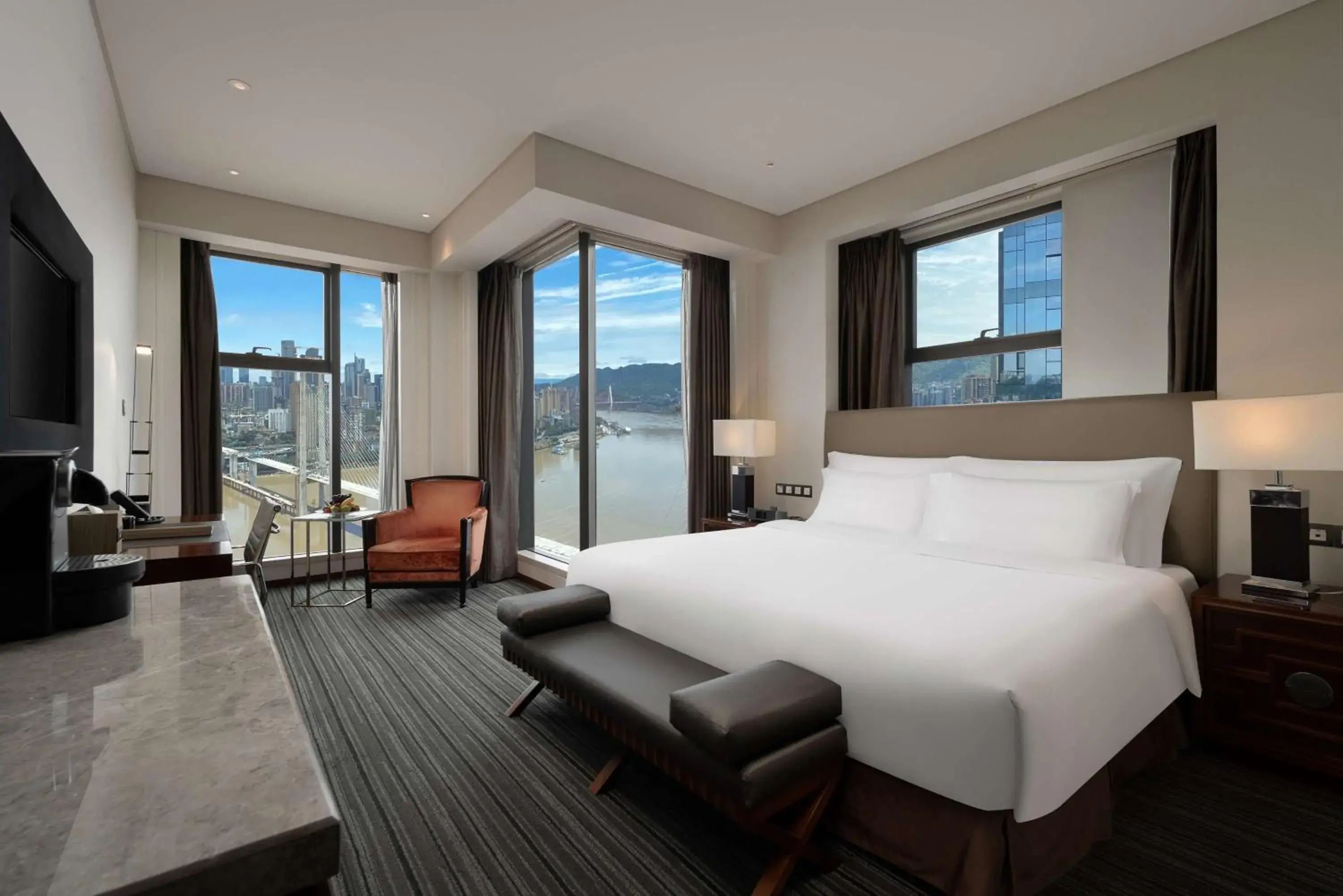 Photo of the whole room, Bed in Radisson Blu Plaza Chongqing - Free one cup of smoky the gelnlivet during stay Photo of the whole room, Bed in Radisson Blu Plaza Chongqing - Free one cup of smoky the gelnlivet during stay