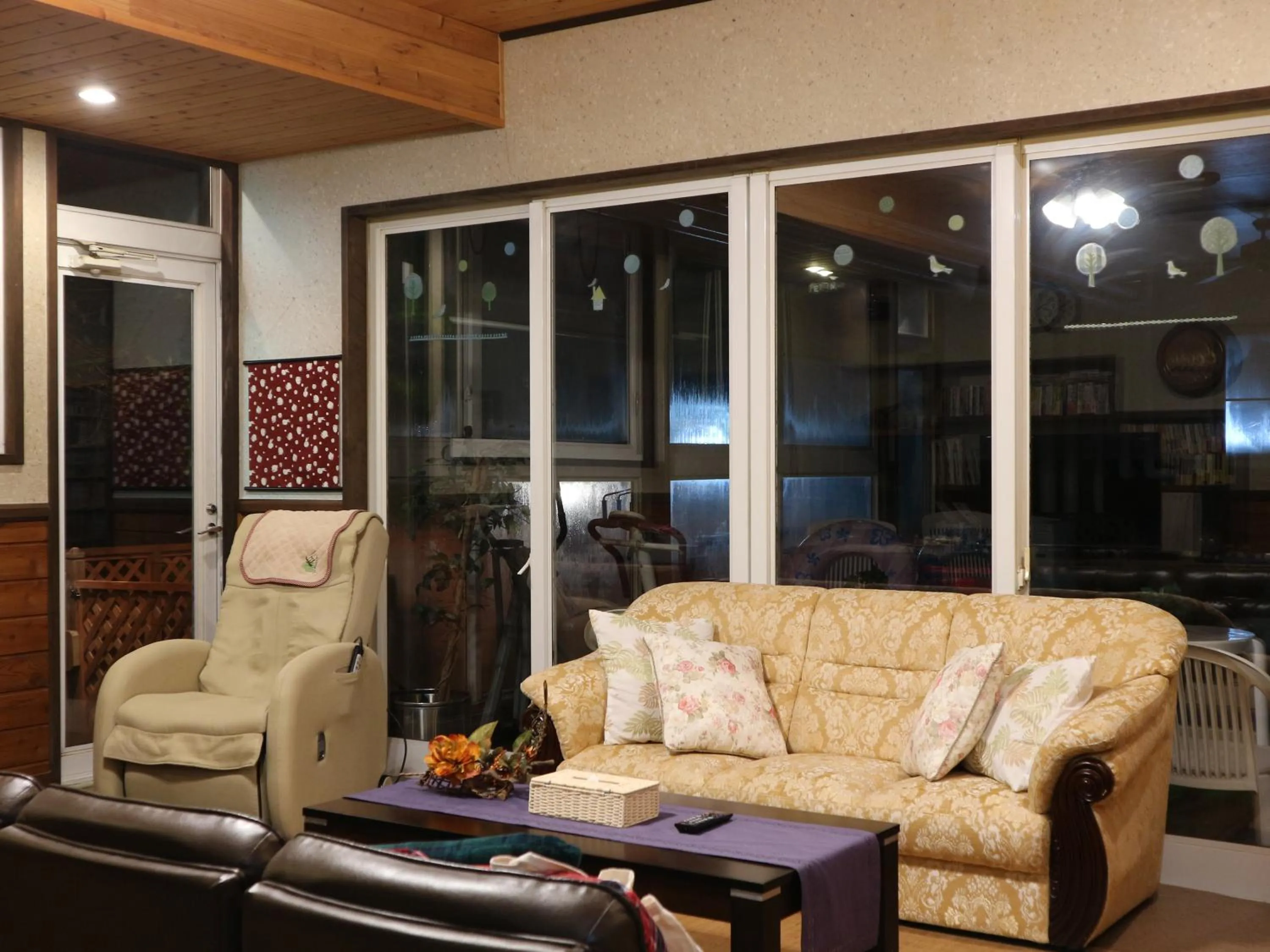 Communal lounge/ TV room in Pension Eden