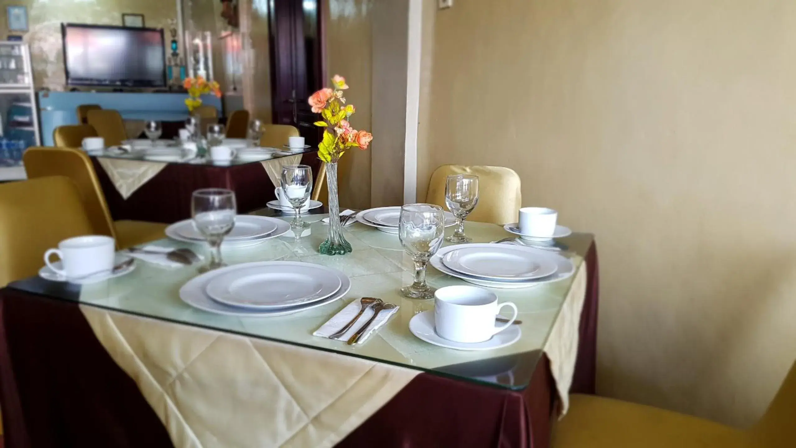 Restaurant/places to eat in Hotel Hangtuah Restaurant/places to eat in Hotel Hangtuah