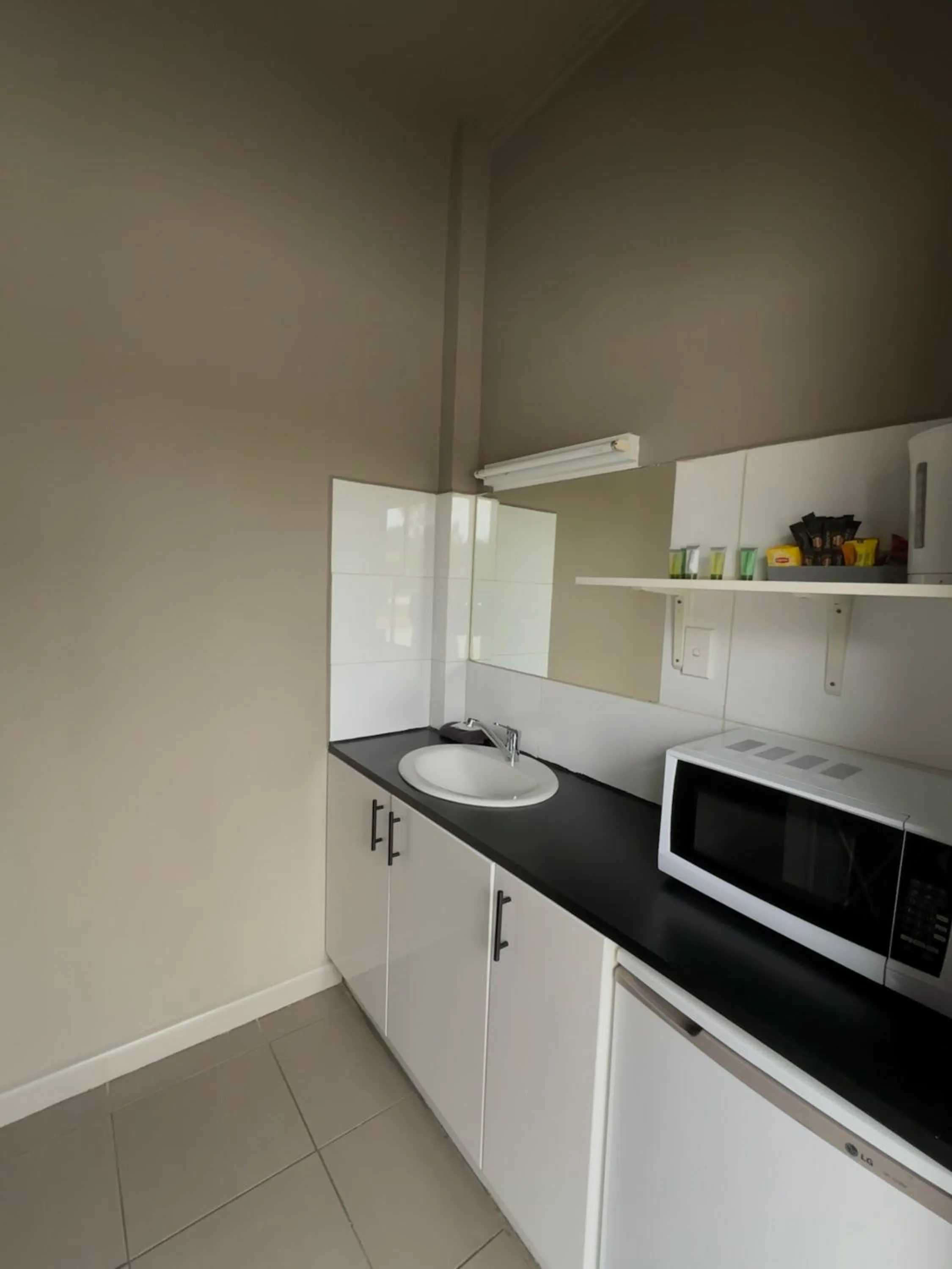 Kitchen or kitchenette in Calder Family Motel