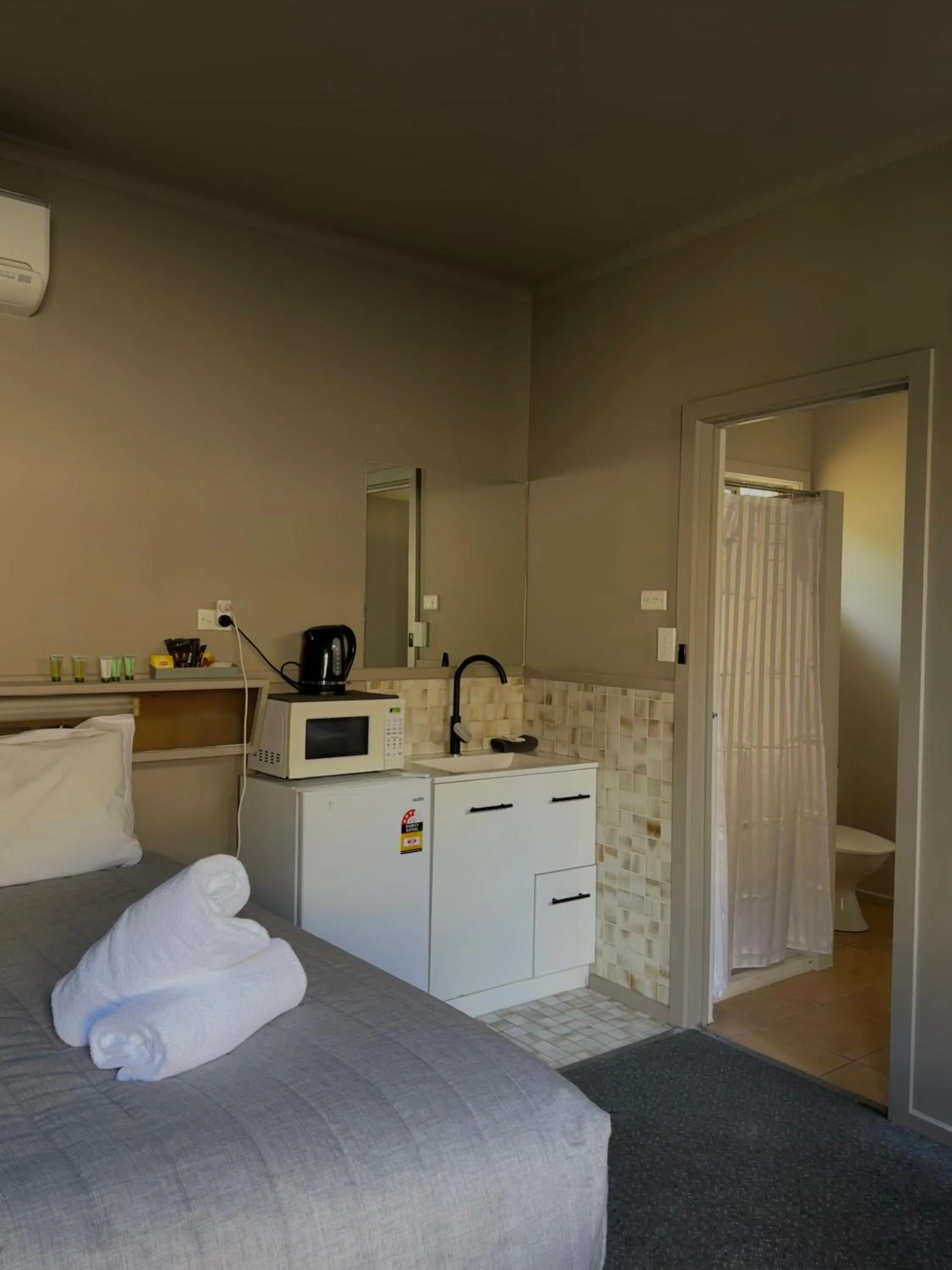 Kitchen or kitchenette, Bed in Calder Family Motel