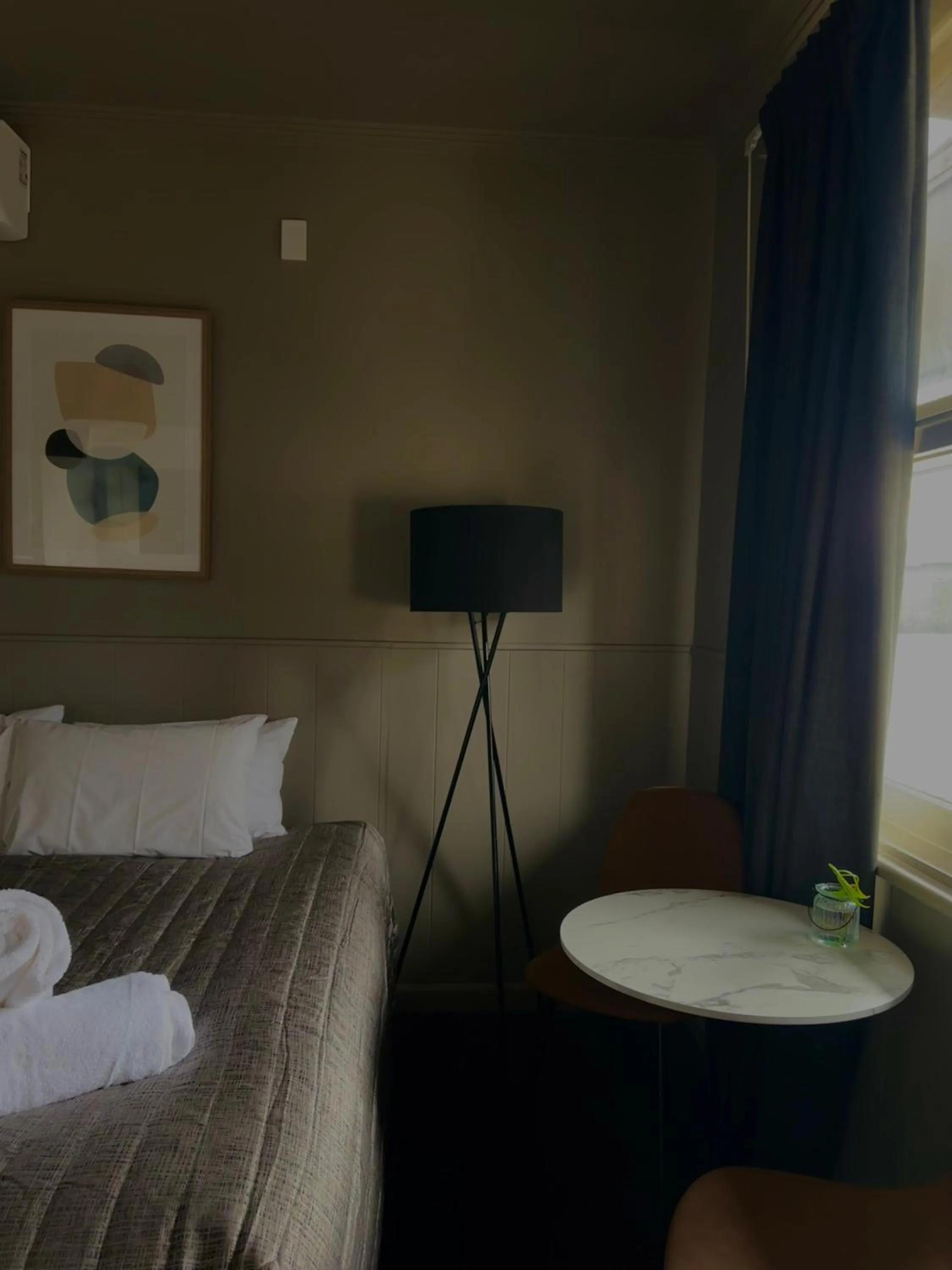 Seating area, Bed in Calder Family Motel