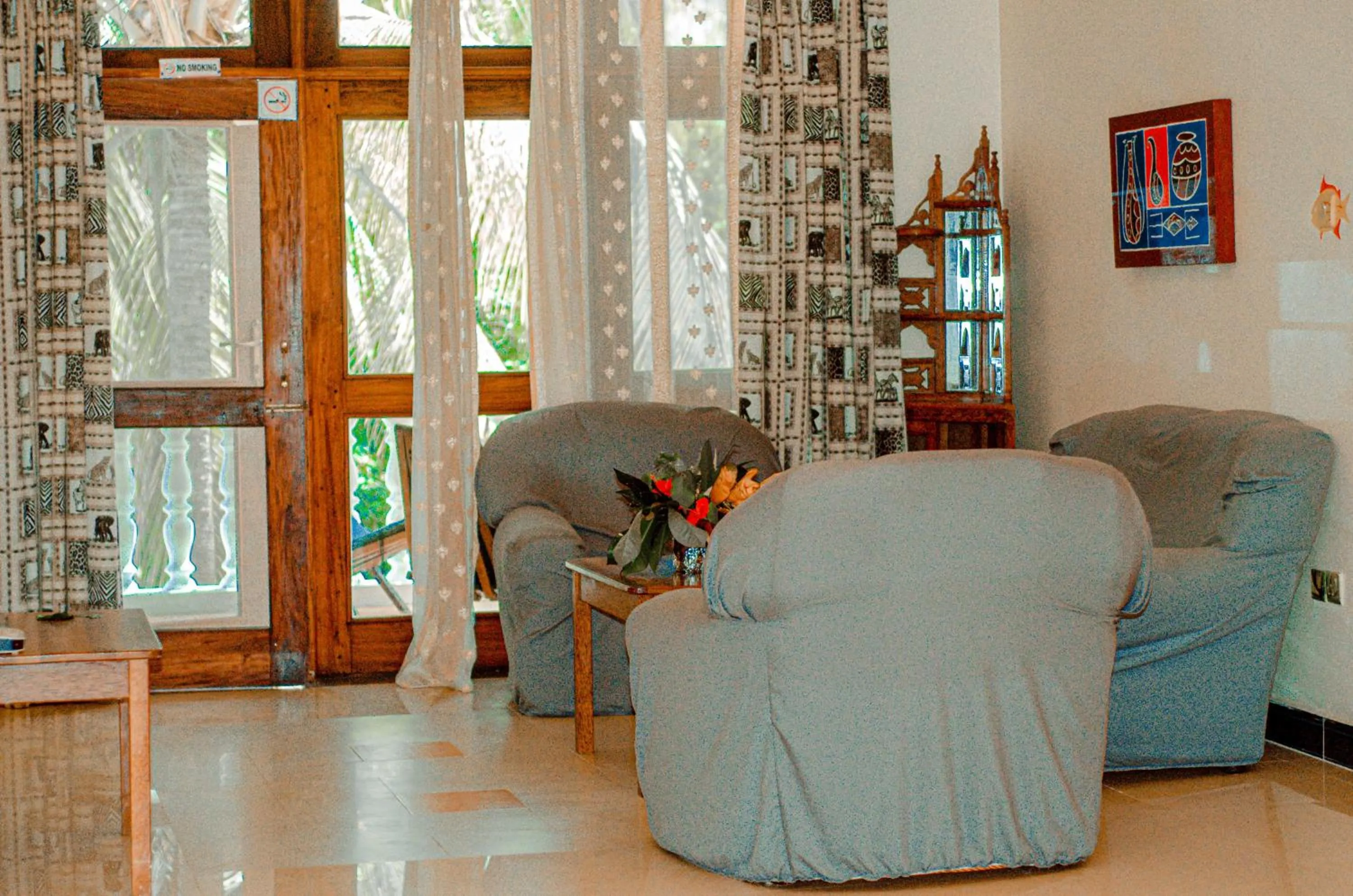 Seating area in Mnarani Beach Cottages