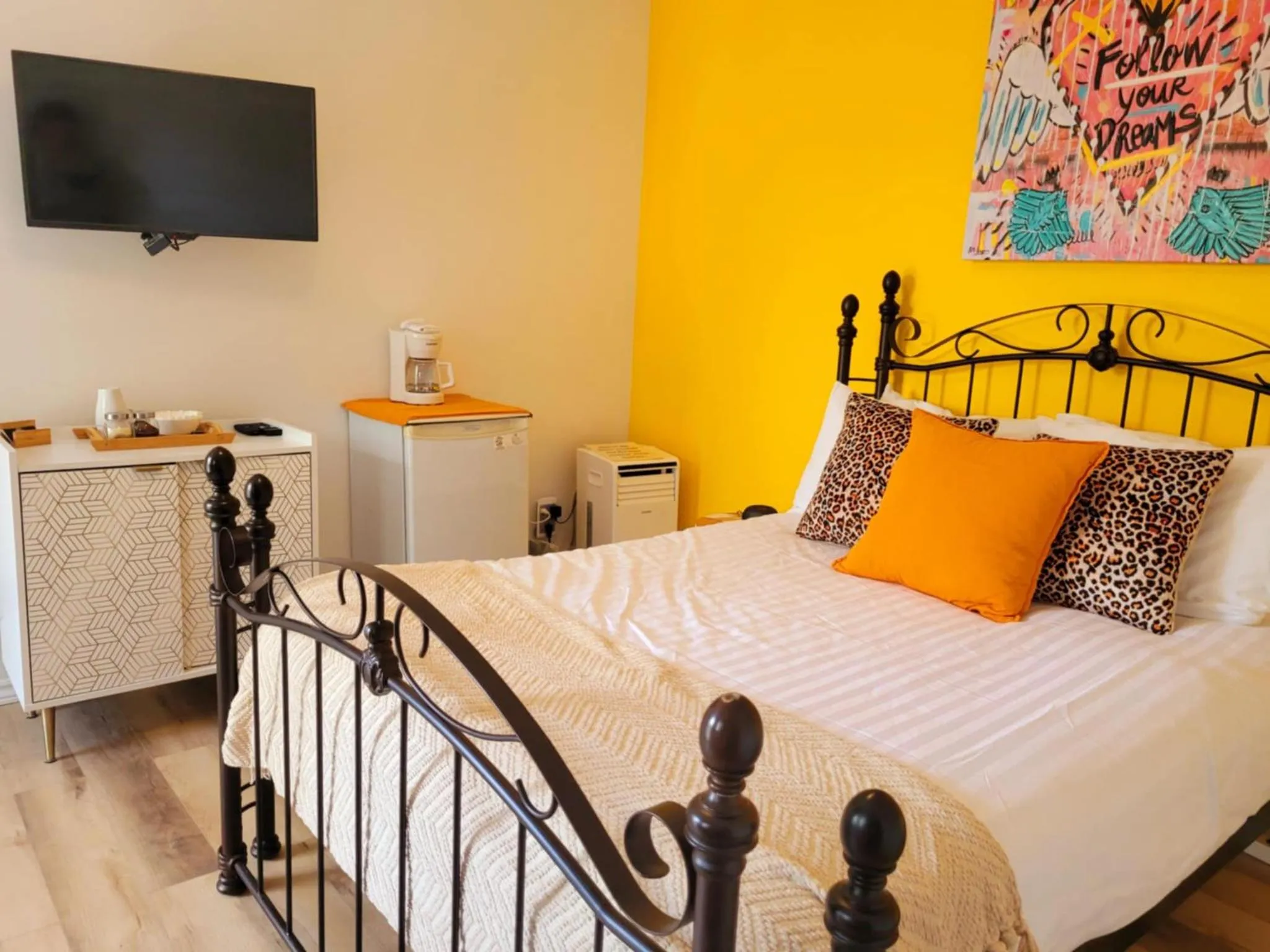 Bed in Motel Abricafé