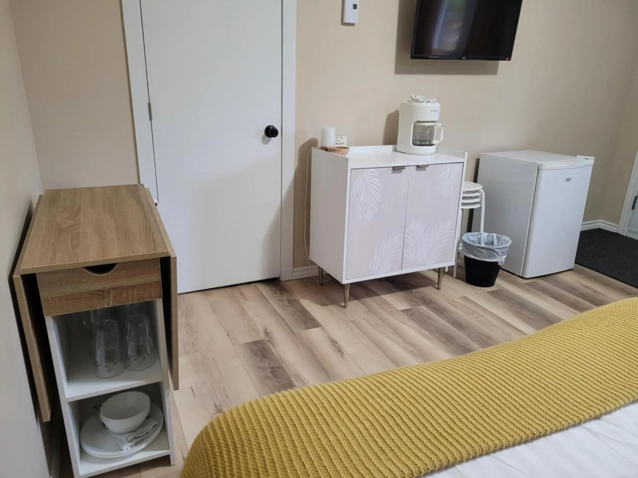 Bed in Motel Abricafé