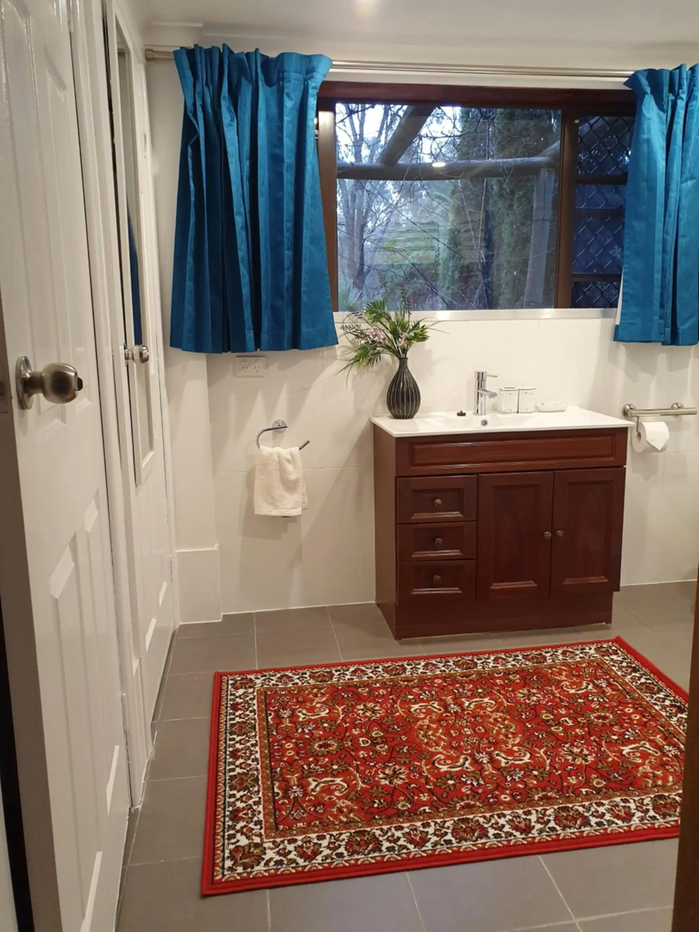 Deluxe Double Room (2 Adults + 1 Child) - single occupancy in Gowrie Agapanthus Deluxe Double Room (2 Adults + 1 Child) - single occupancy in Gowrie Agapanthus